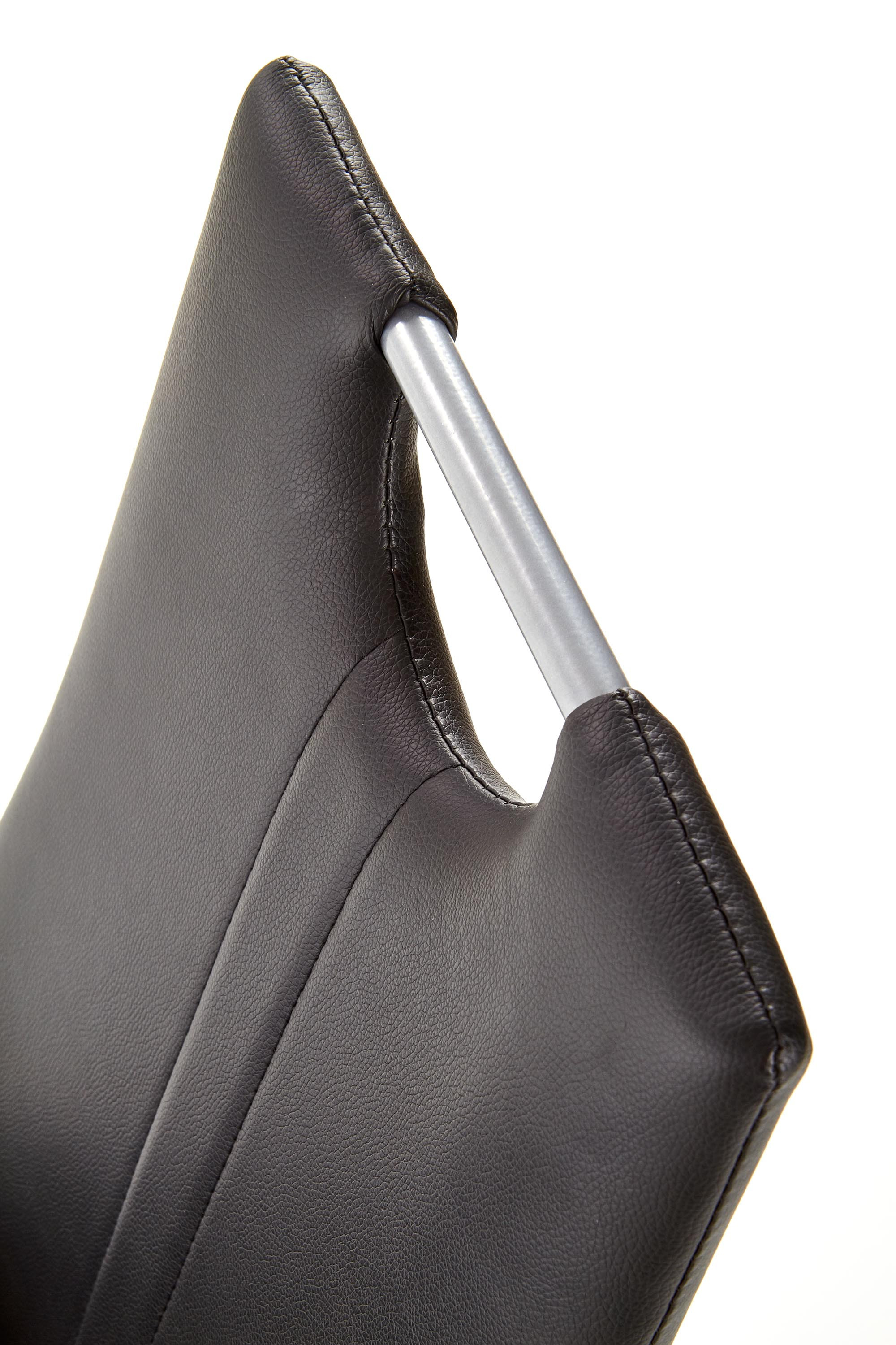 Zbliżenie na czarne krzesło K202 z eco-skóry z metalowym uchwytem.