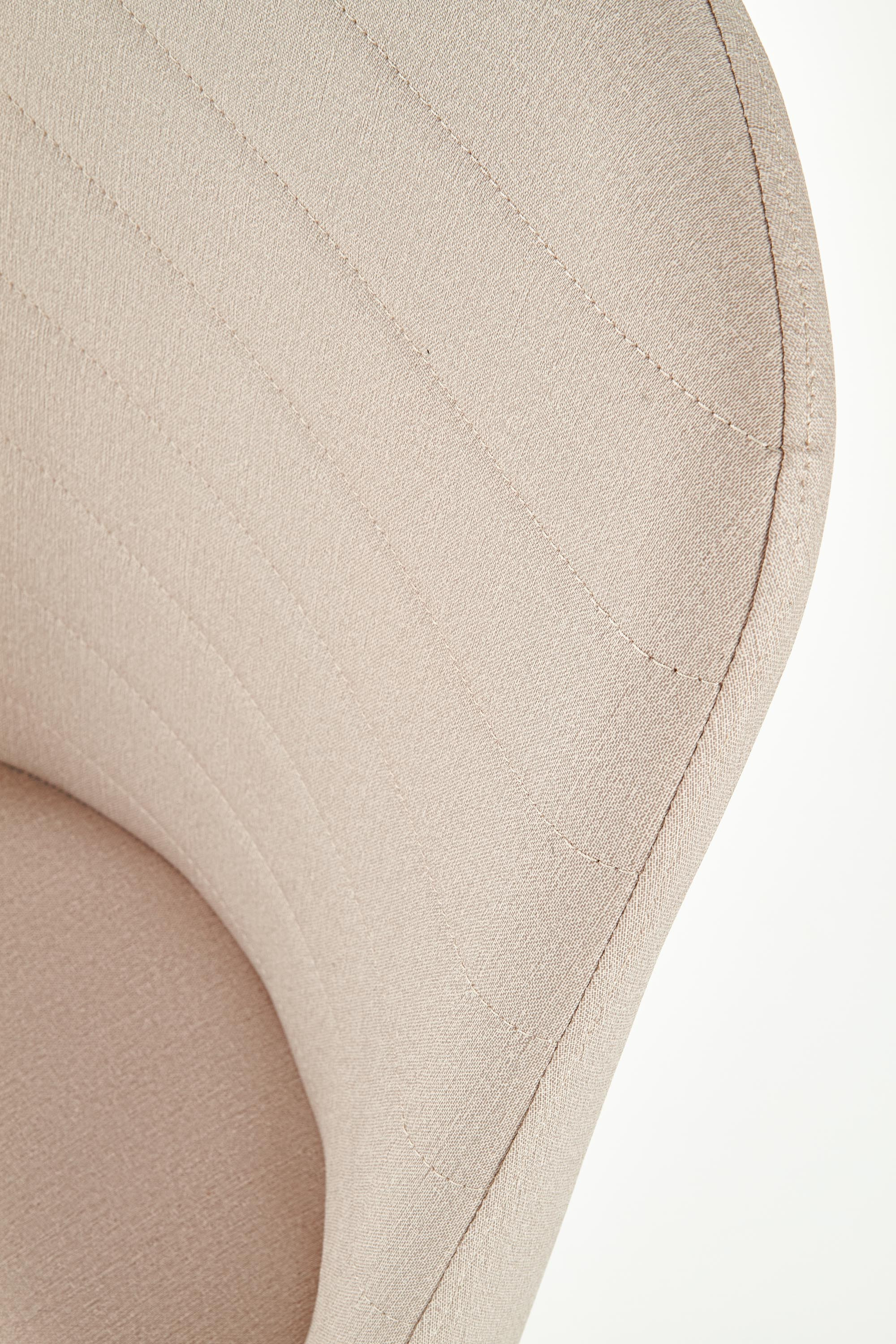 Zbliżenie na kremowe obicie krzesła K214 z eleganckimi przeszyciami.