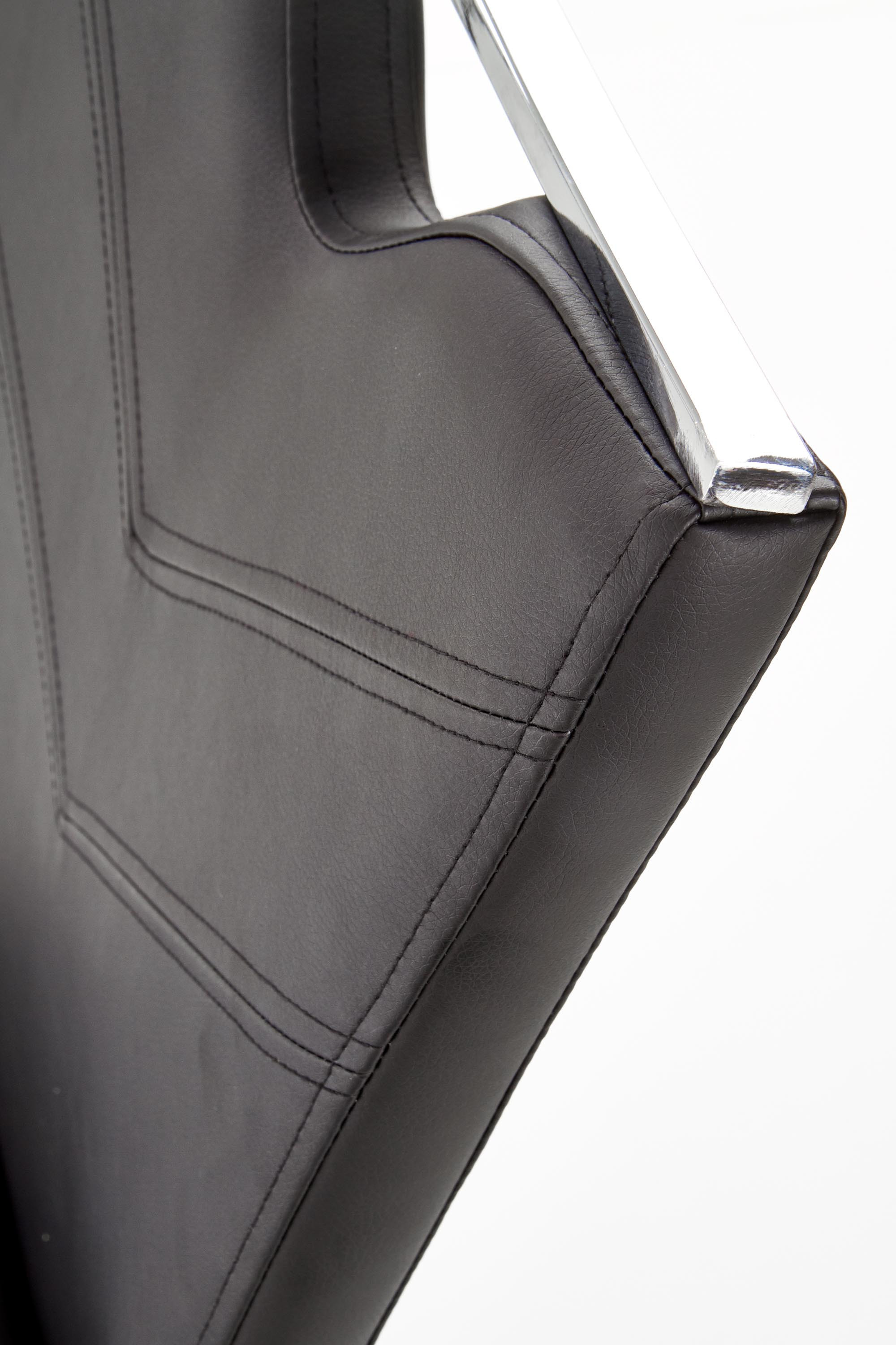Zbliżenie na czarne skórzane oparcie krzesła K224 z chromowaną ramą.