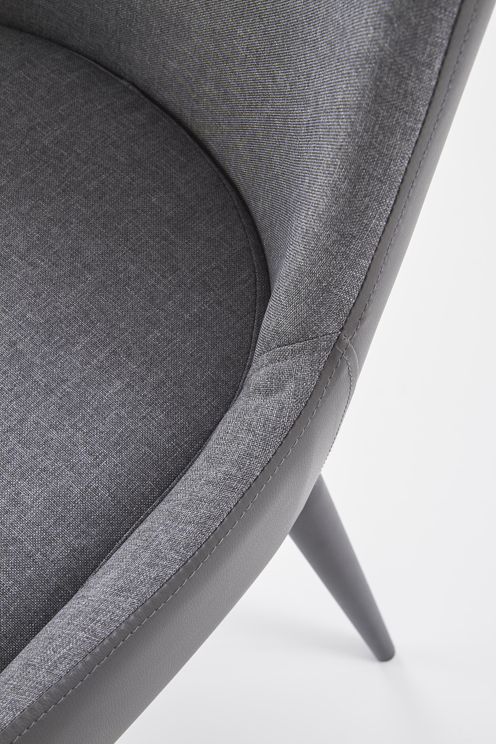 Zbliżenie na szare siedzisko i oparcie krzesła K333 z eco skóry w odcieniach jasnego i ciemnego popielu.