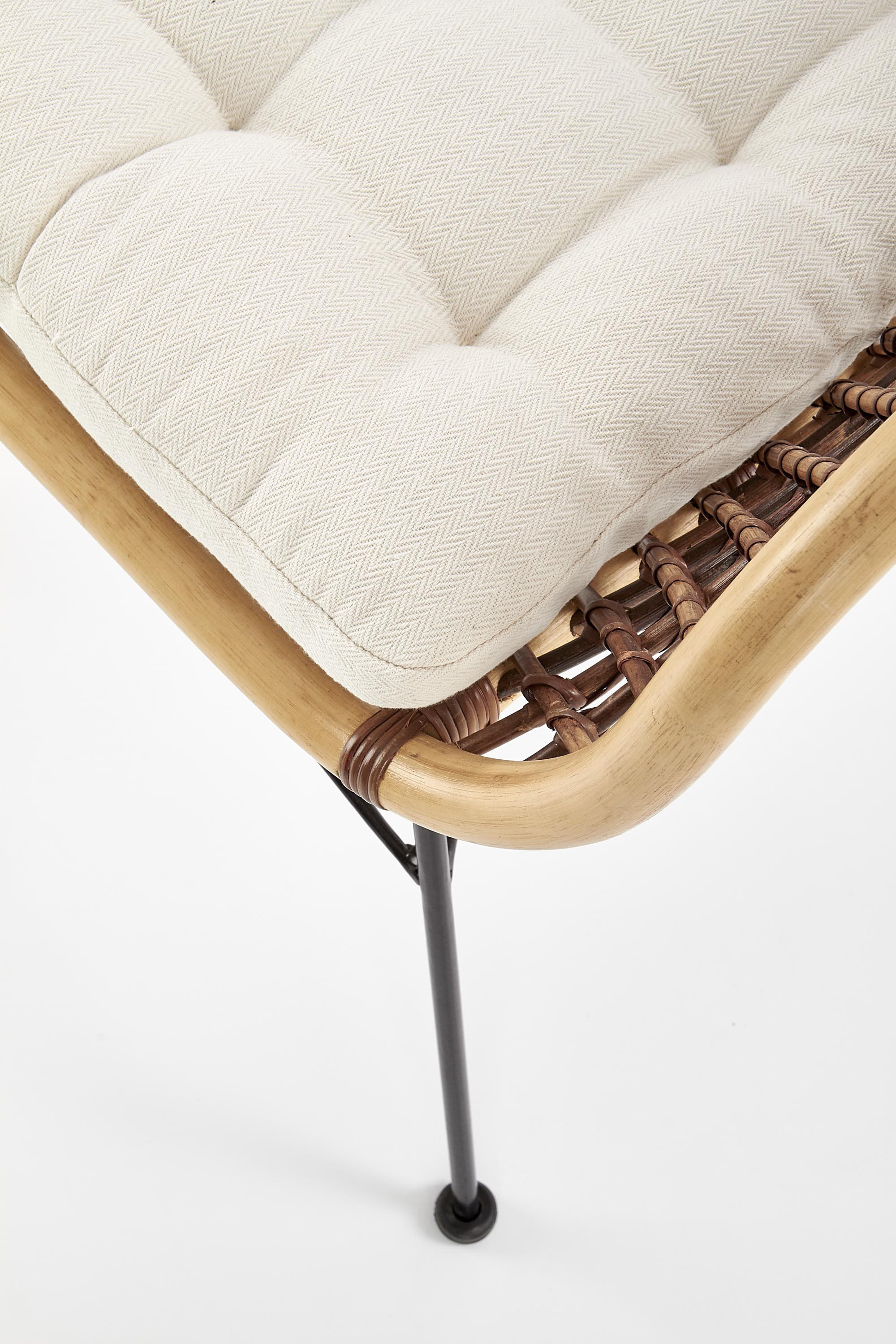 Zbliżenie na siedzisko krzesła K336 z naturalnego rattanu i czarnymi nogami.