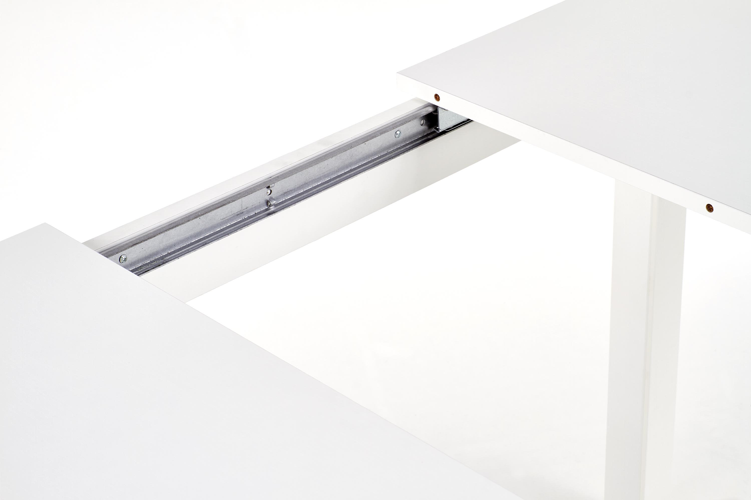 Zbliżenie na mechanizm rozkładania białego stołu MAURYCY z prostokątnym blatem.