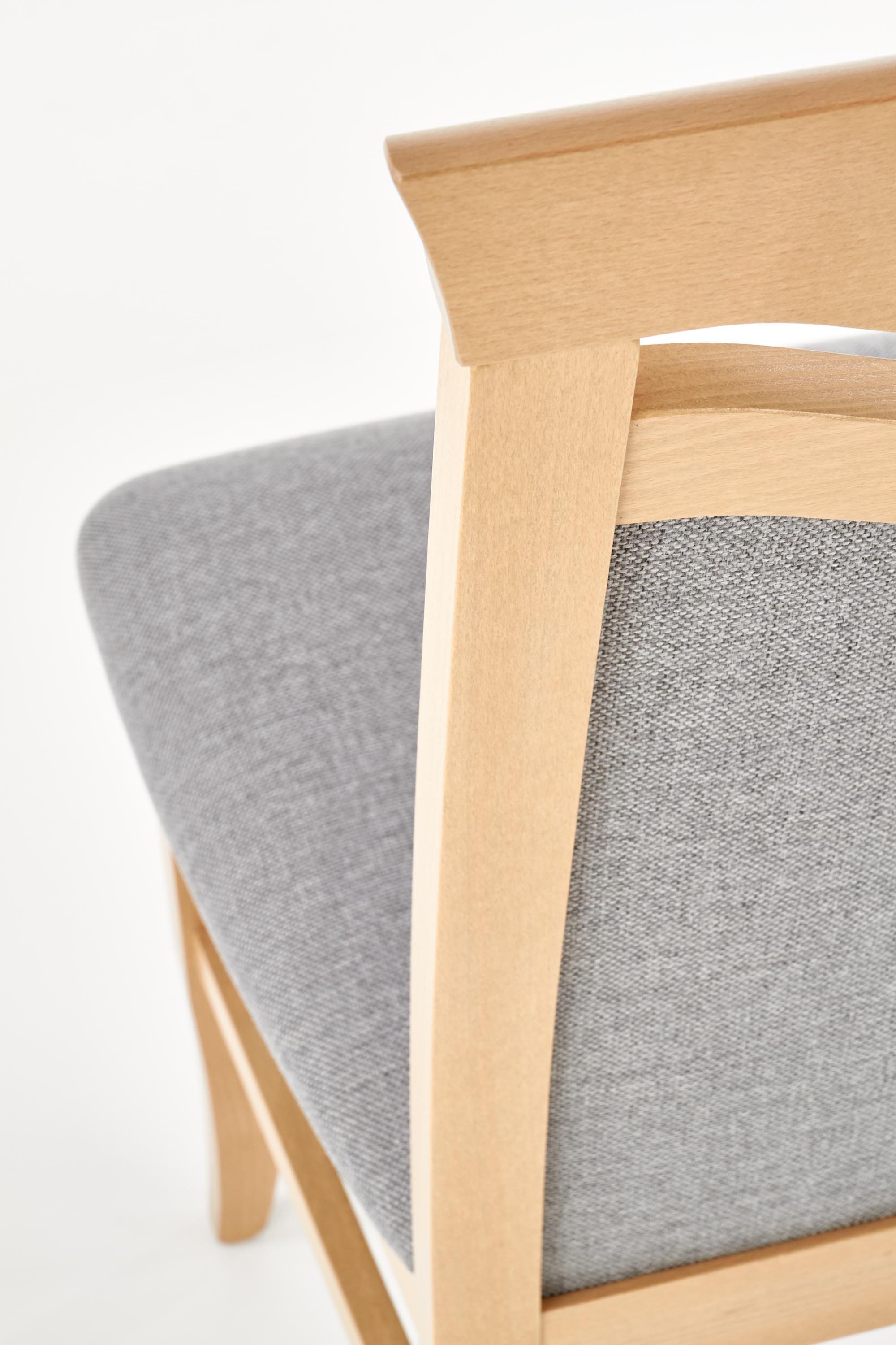 Zbliżenie na jasne drewniane oparcie i szare tapicerowane siedzisko krzesła CITRONE.