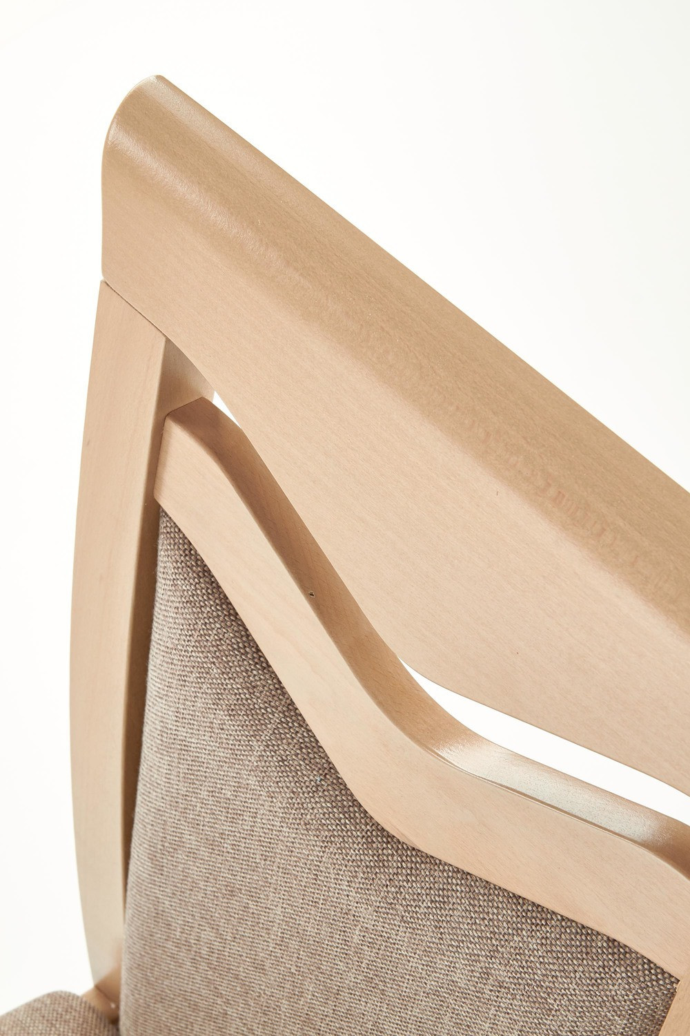 Zbliżenie na oparcie drewnianego krzesła CITRONE w kolorze dąb sonoma z tapicerowaną wkładką.