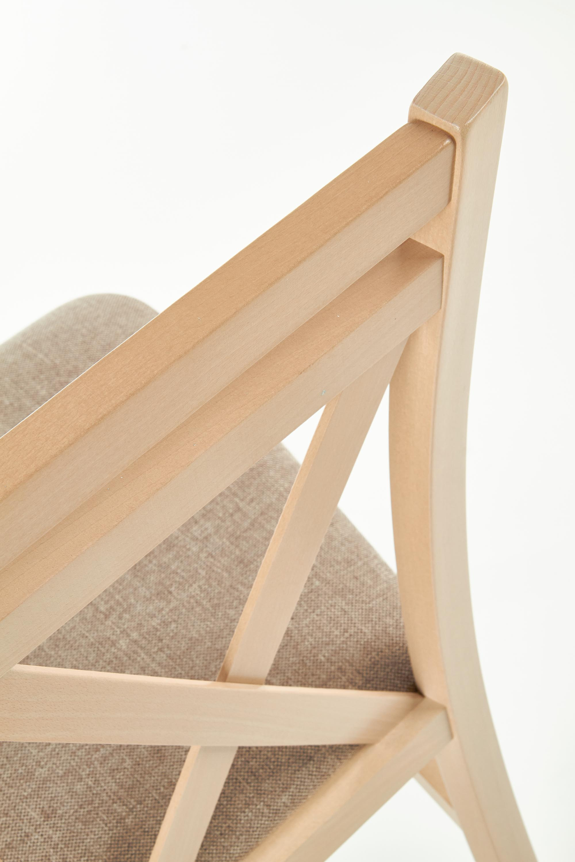 Zbliżenie na drewniane oparcie krzesła DARIUSZ 2 z MDF w kolorze dąb sonoma i beżowym siedziskiem.
