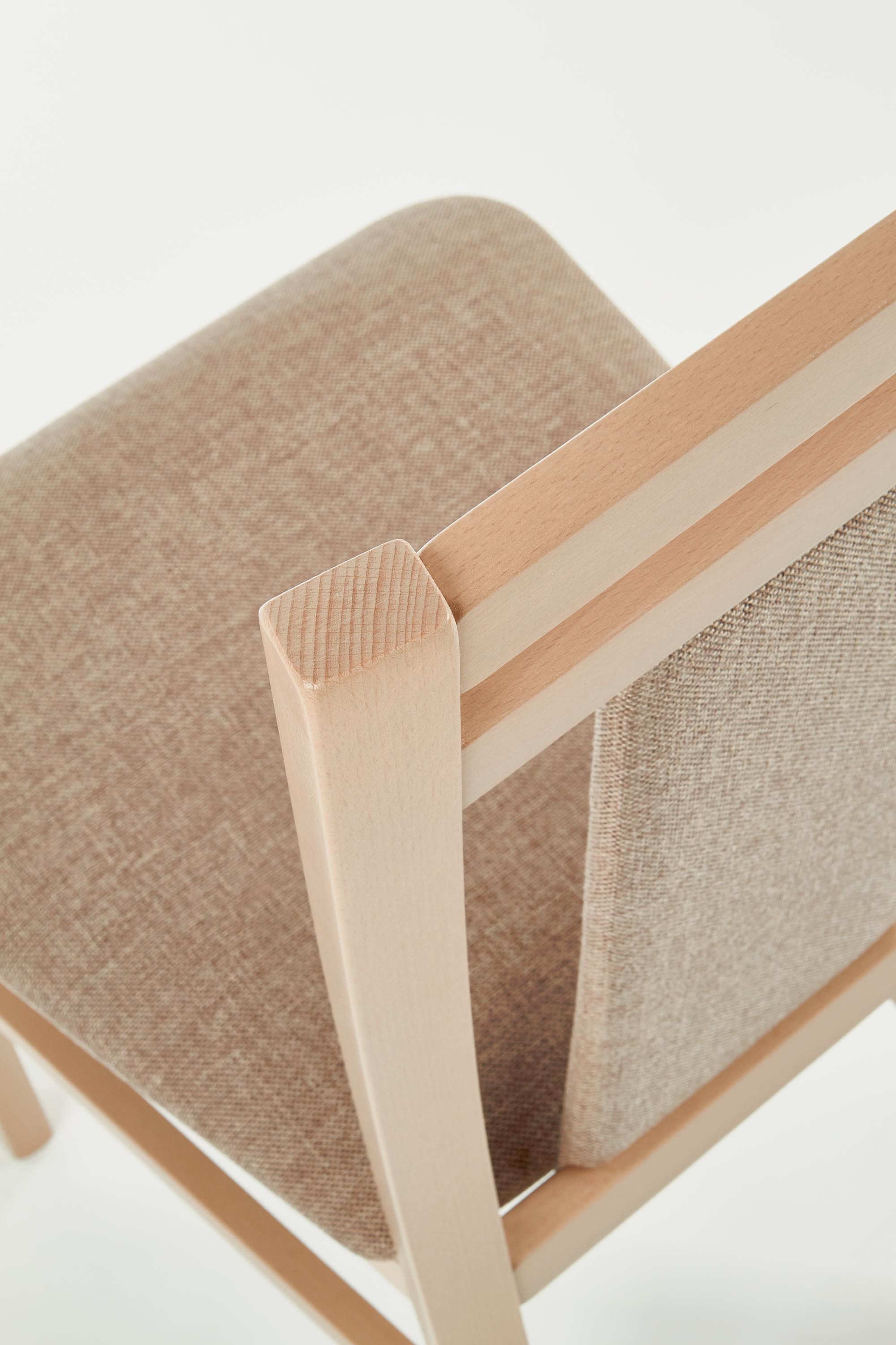 Zbliżenie na oparcie i siedzisko krzesła HUBERT 8 w kolorze dąb sonoma z tapicerką Inari 23.