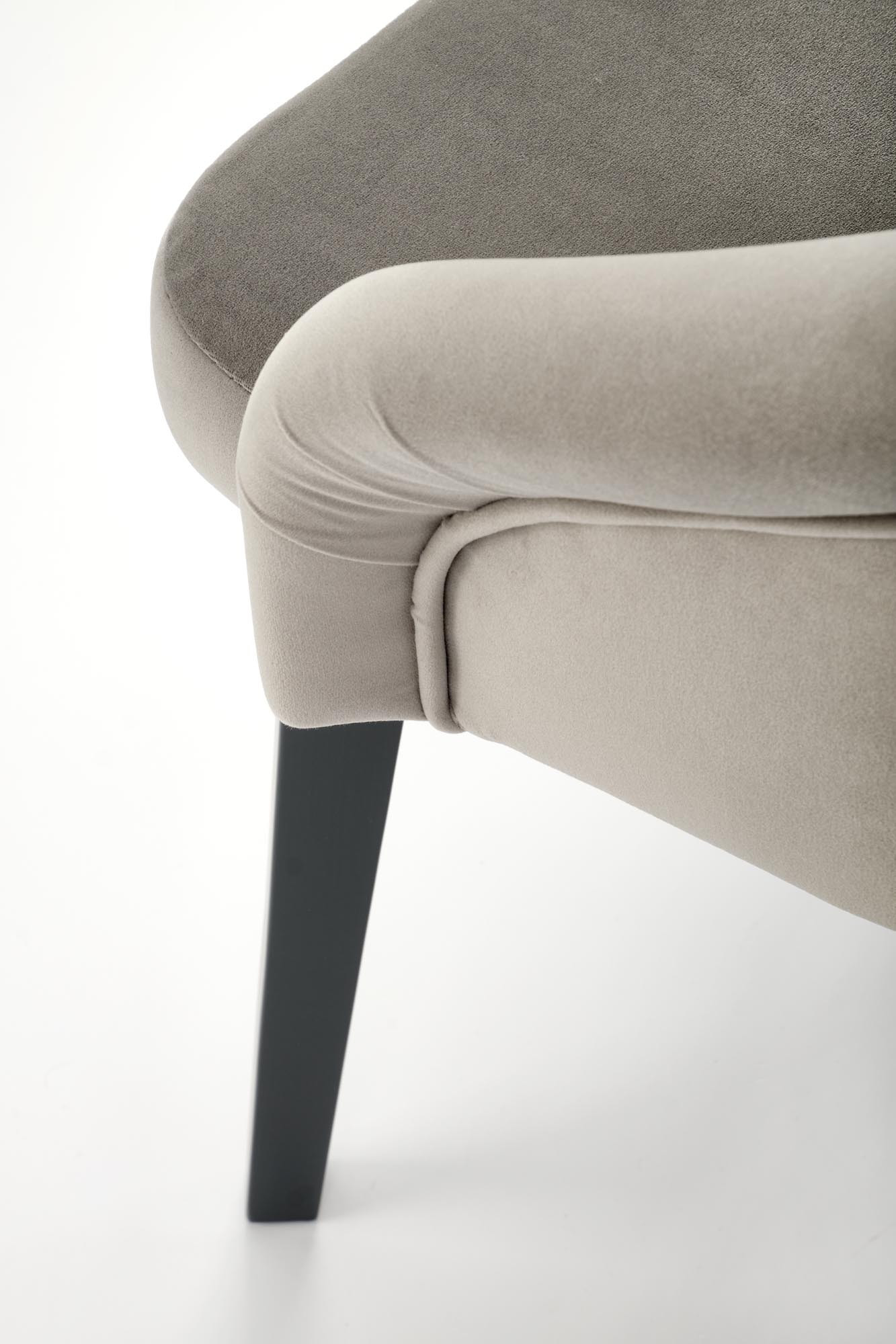 Zbliżenie na tapicerowane siedzisko i oparcie grafitowego krzesła drewnianego TOLEDO.