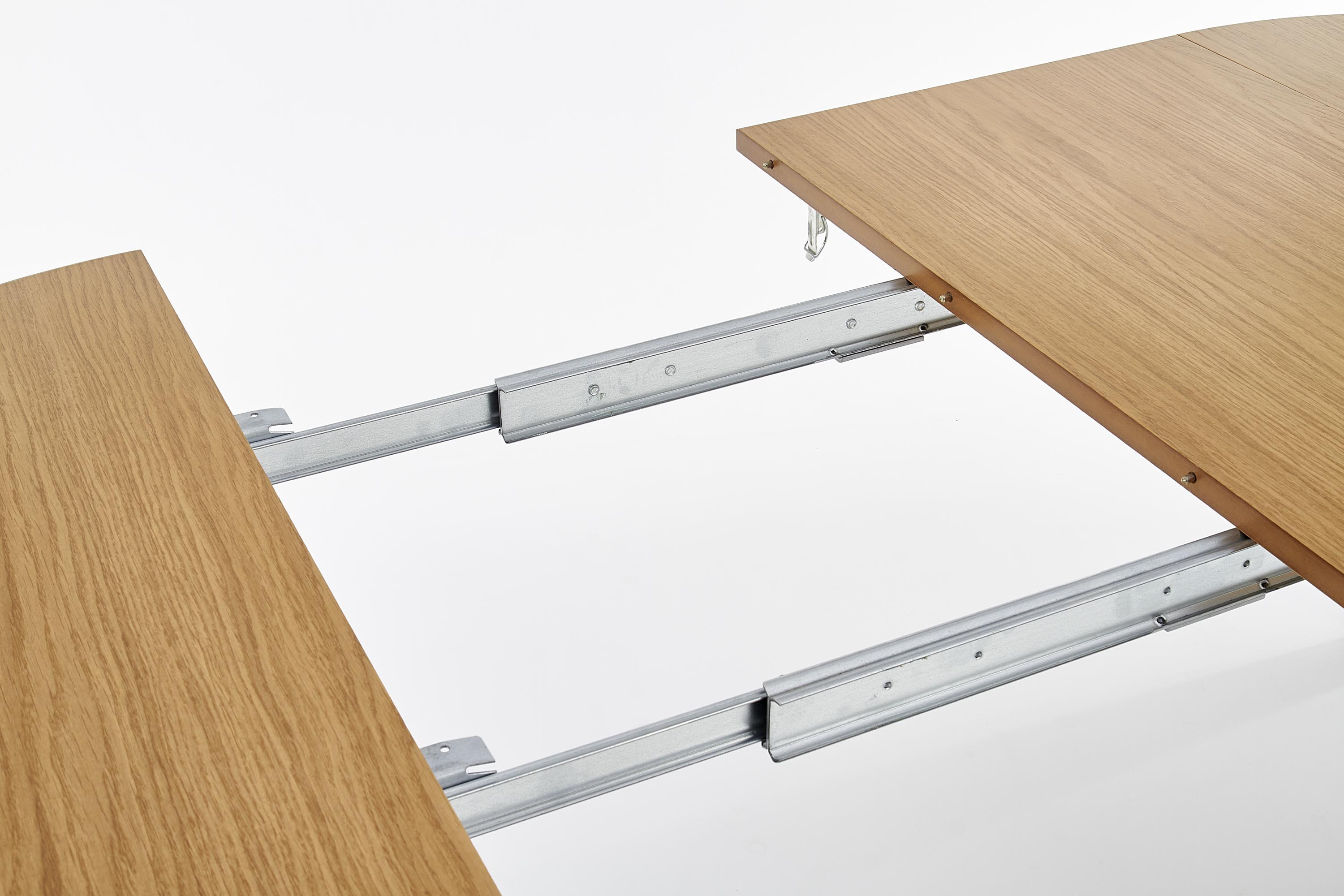 Zbliżenie na mechanizm rozkładania okrągłego stołu SORBUS z dębu miodowego.