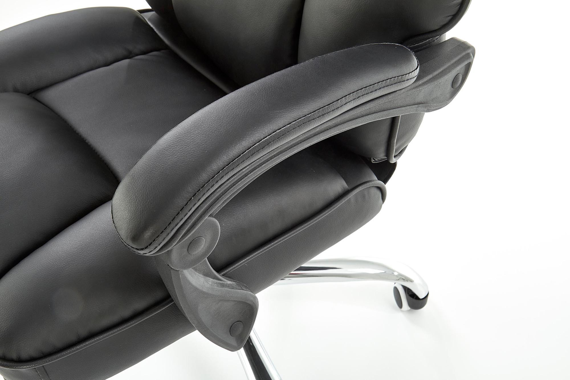 Zbliżenie na podłokietnik i siedzisko czarnego fotela gabinetowego ALVIN z eco skóry.