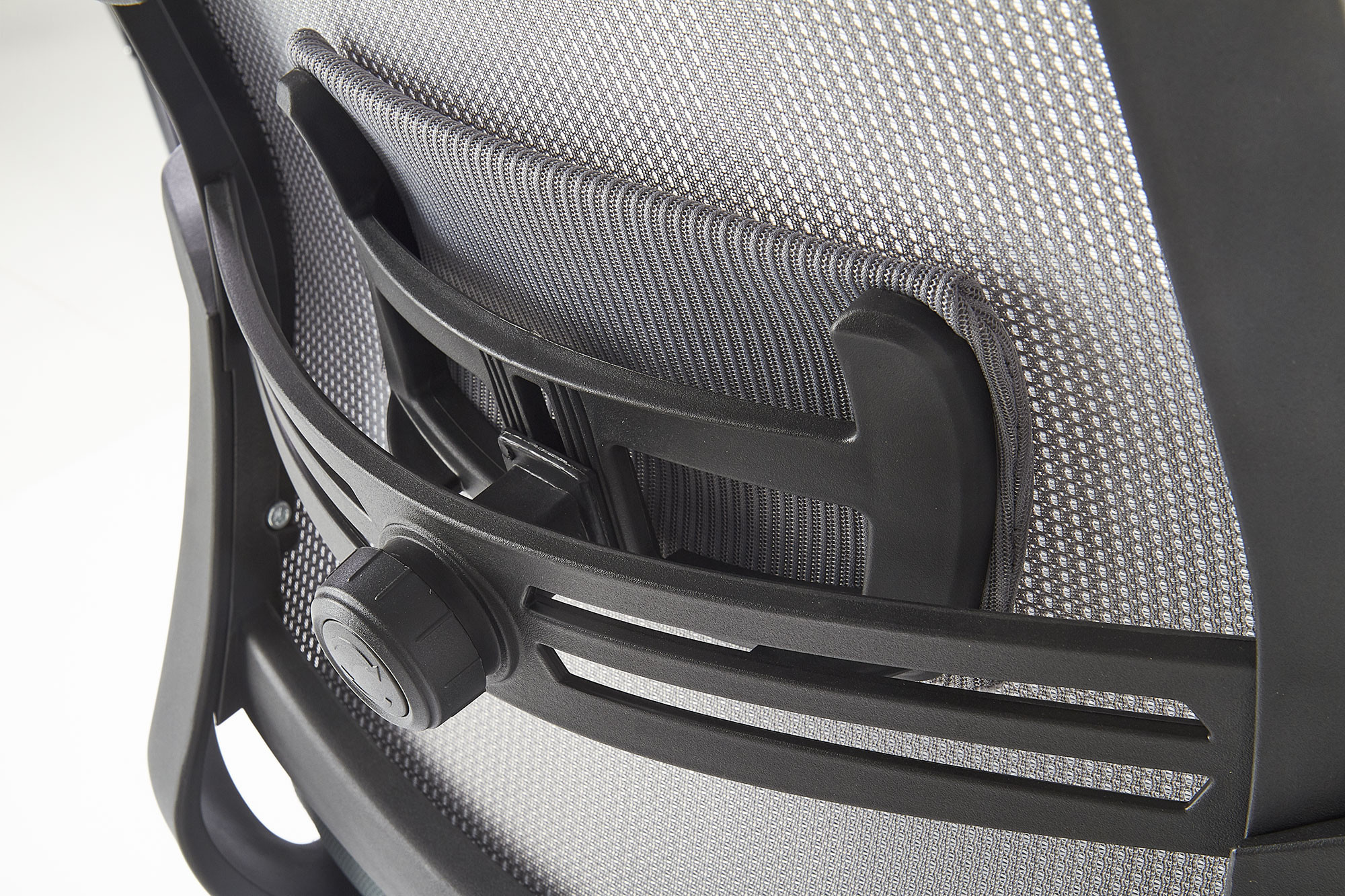 Zbliżenie na regulowane podparcie pleców popielatego fotela biurowego ARSEN.