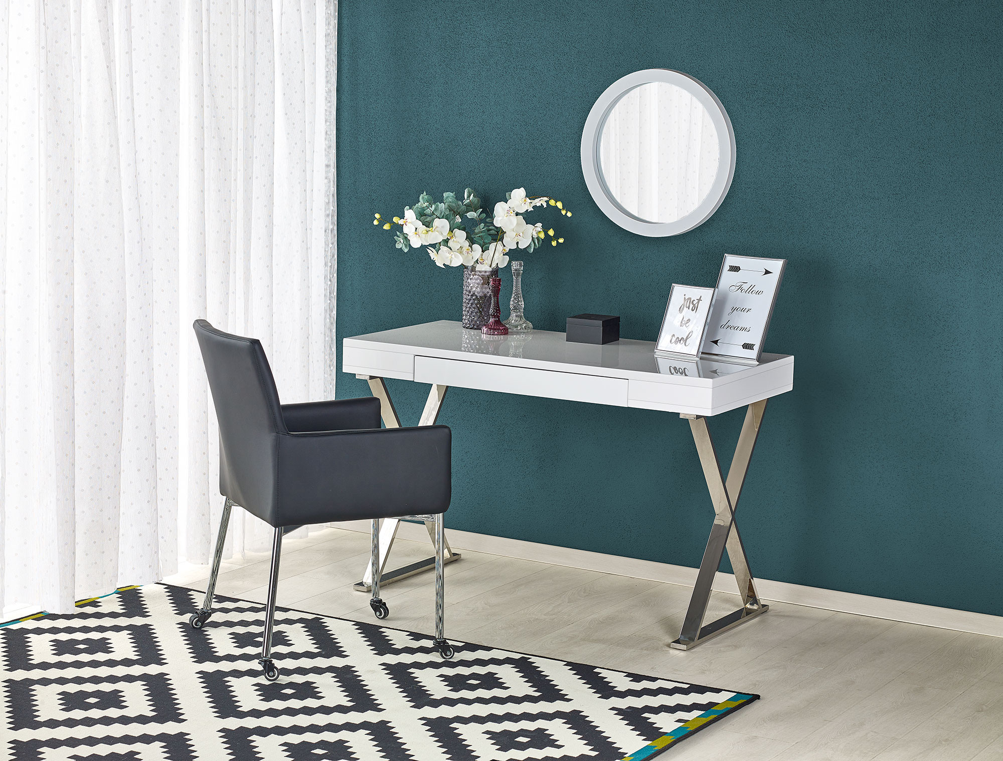 Białe biurko B31 z chromowanymi nogami i szufladą – widok z przodu.