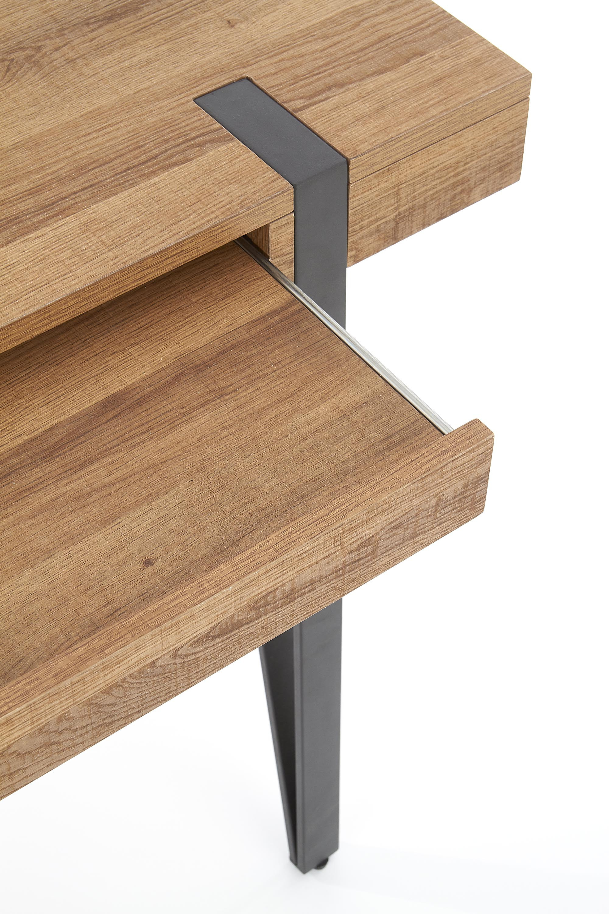 Zbliżenie na szufladę biurka B39 z miodowego orzecha z czarnymi nogami.