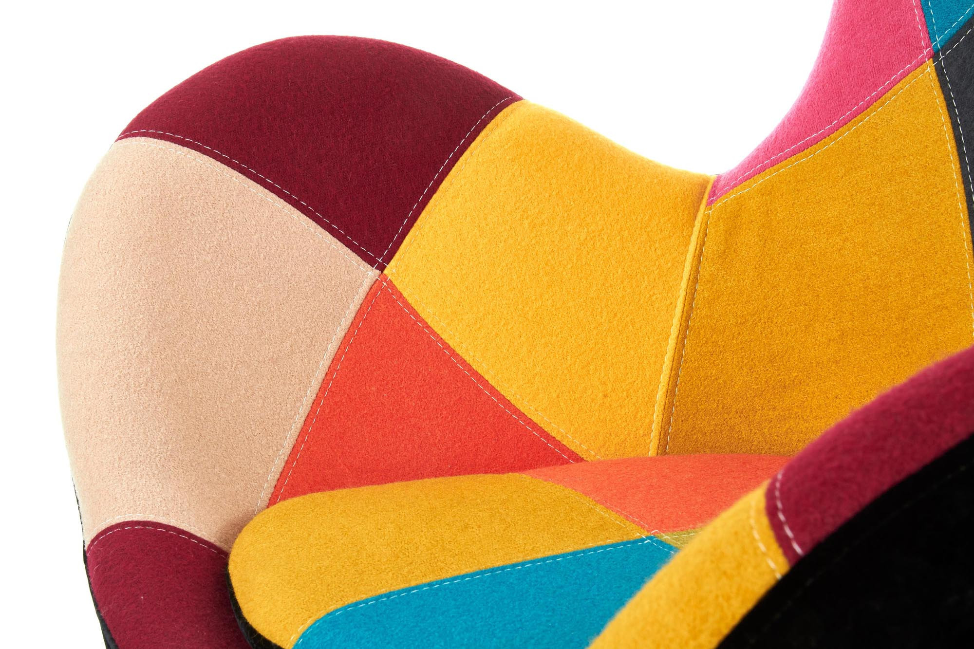 Zbliżenie na wielobarwny patchwork fotela BUTTERFLY z chromowaną podstawą.