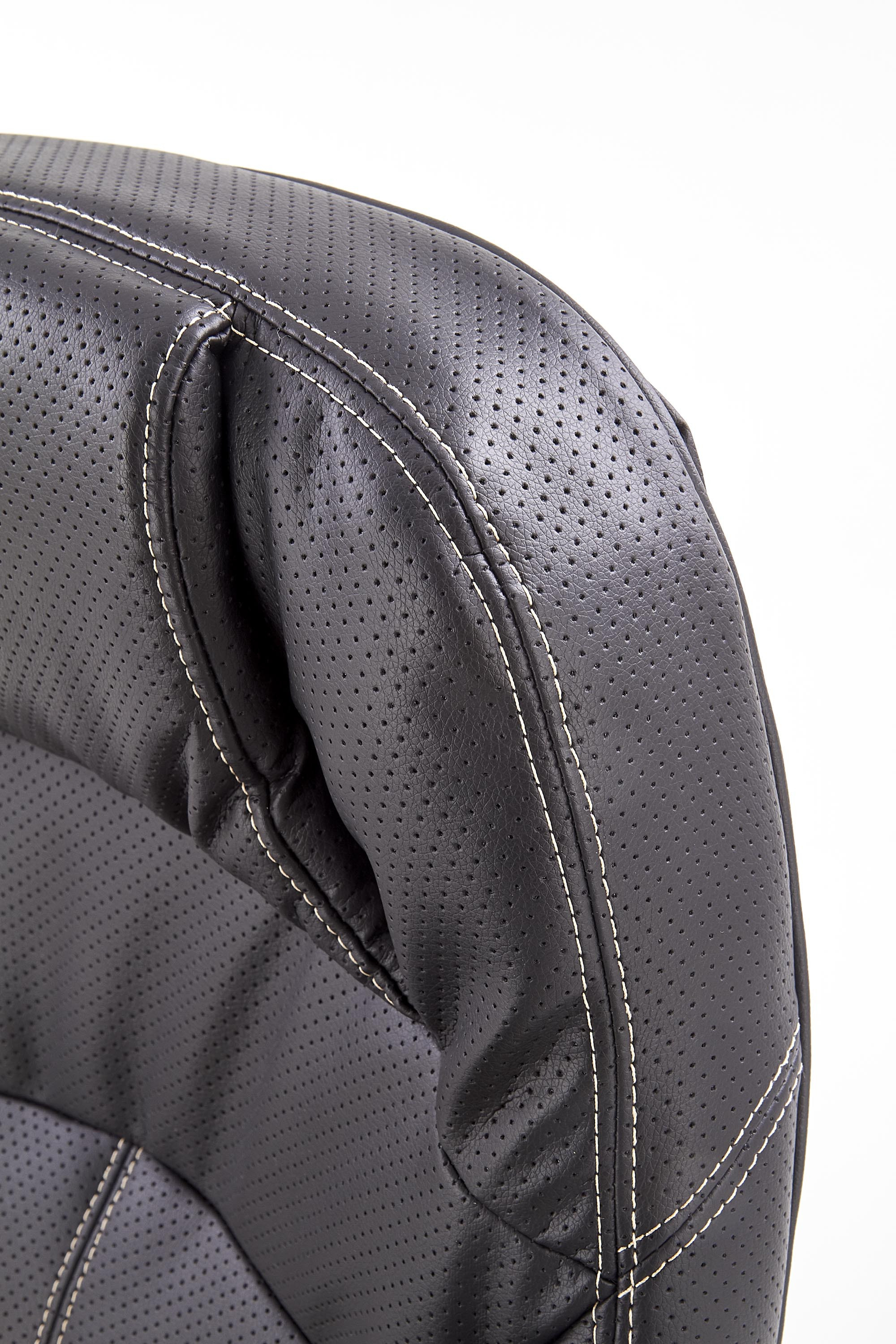 Zbliżenie na perforowane oparcie czarnego fotela gabinetowego CARLOS z eco skóry.