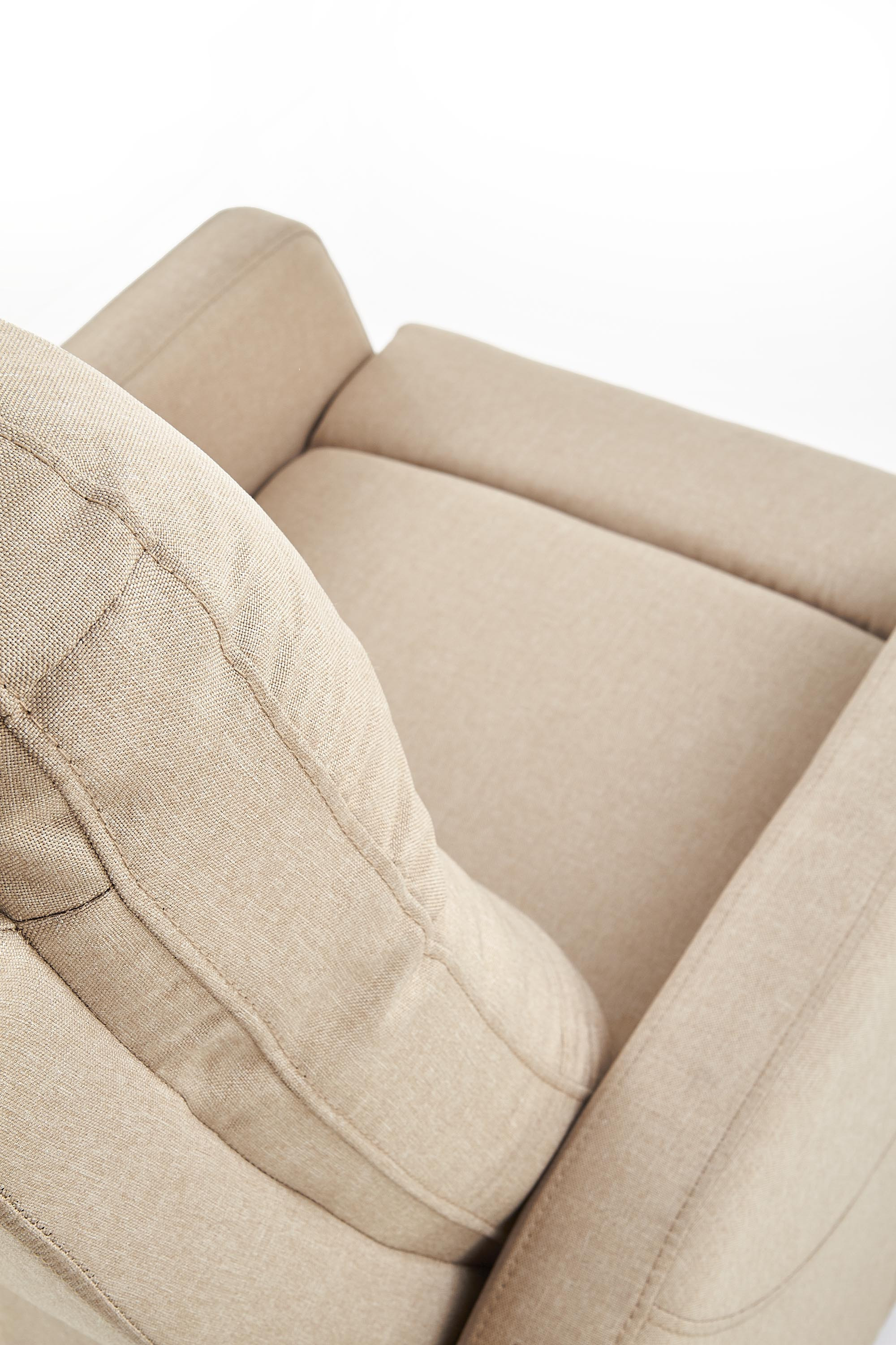 Zbliżenie na beżowy rozkładany fotel FELIPE z miękkim oparciem i podłokietnikami.