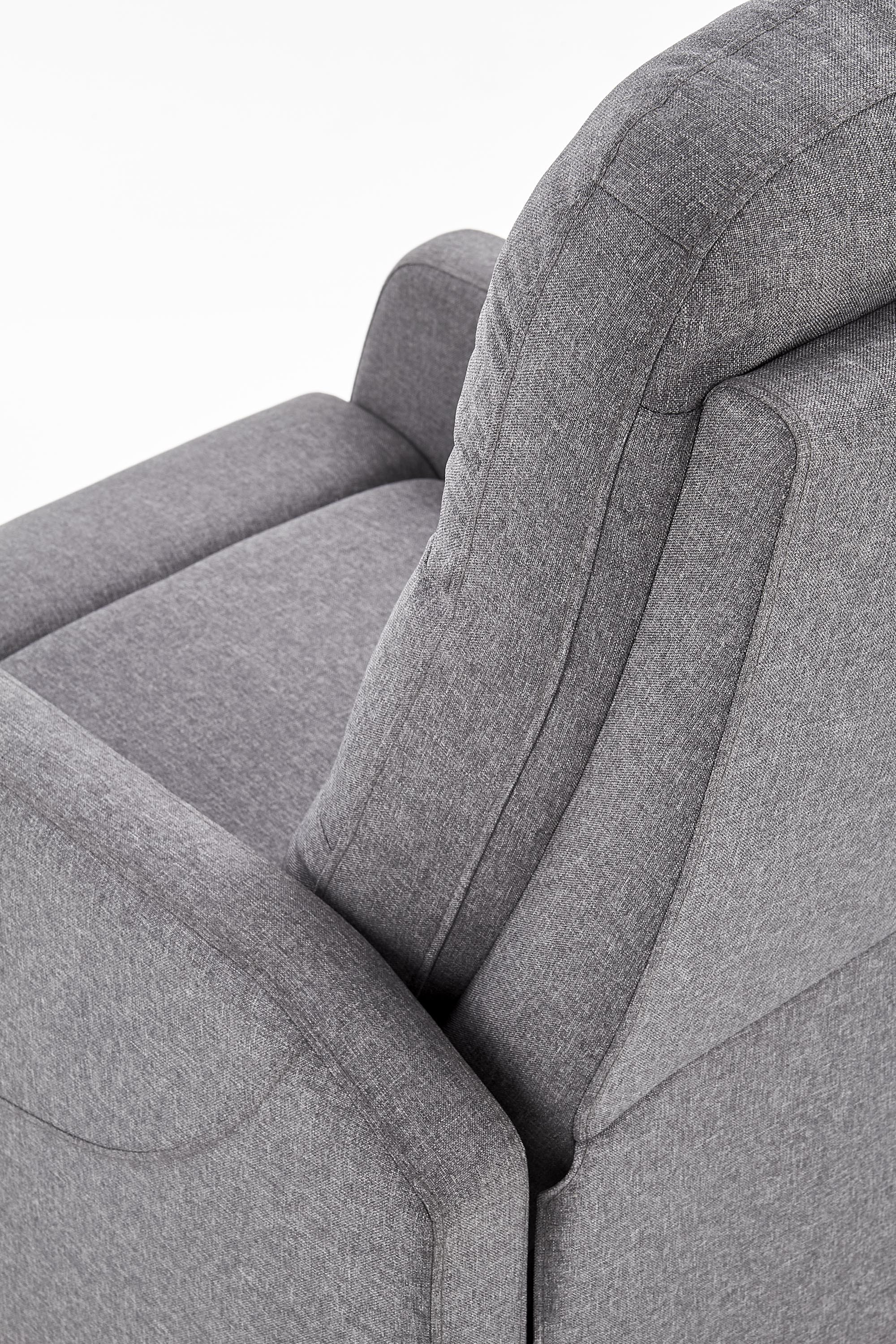 Zbliżenie na ciemnopopielaty fotel FELIPE z miękkim oparciem i eleganckim wykończeniem.