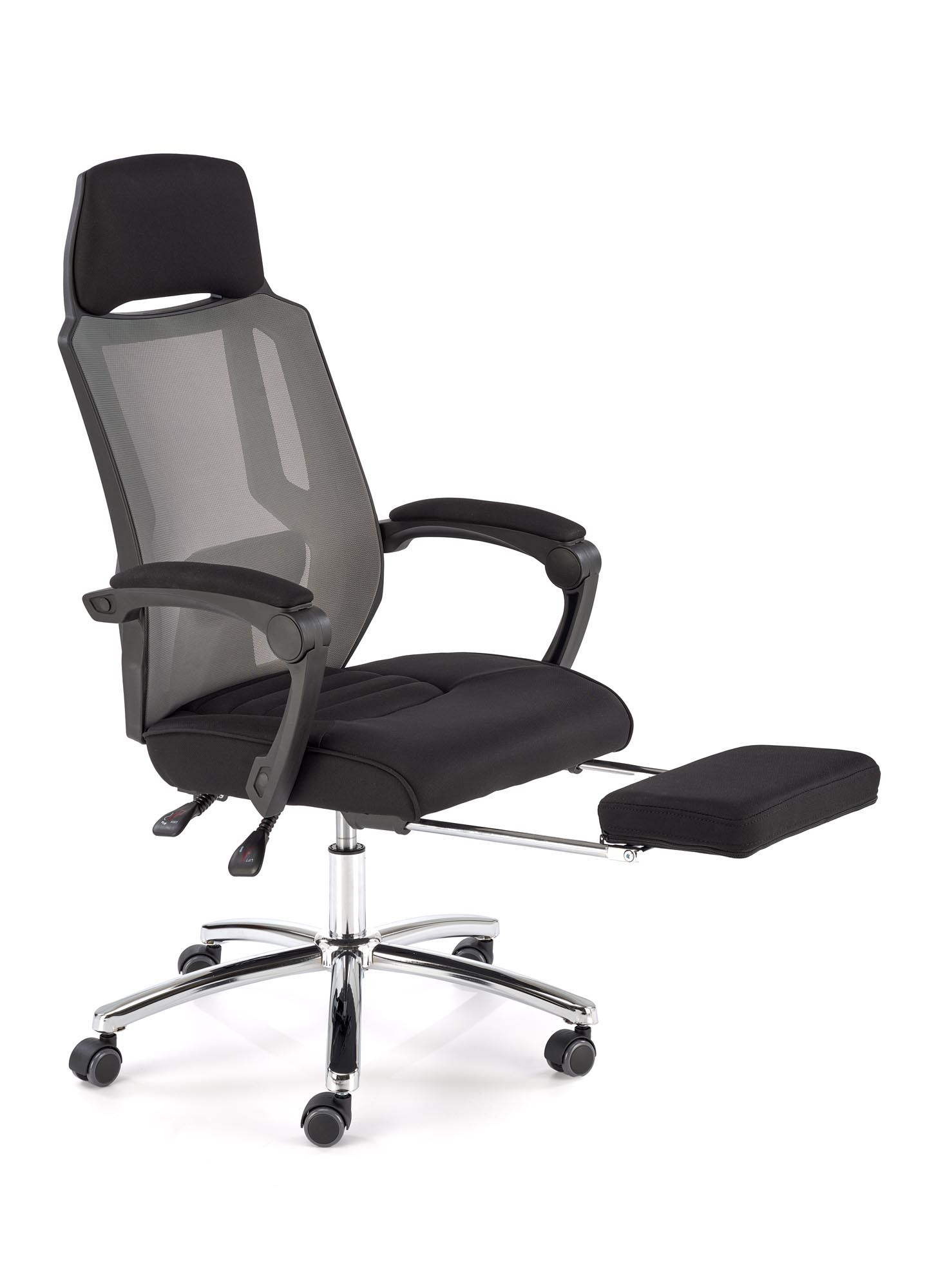 Przód fotela biurowego FREEMAN z podnóżkiem, czarno-popielaty, z siatkowym oparciem i podłokietnikami.