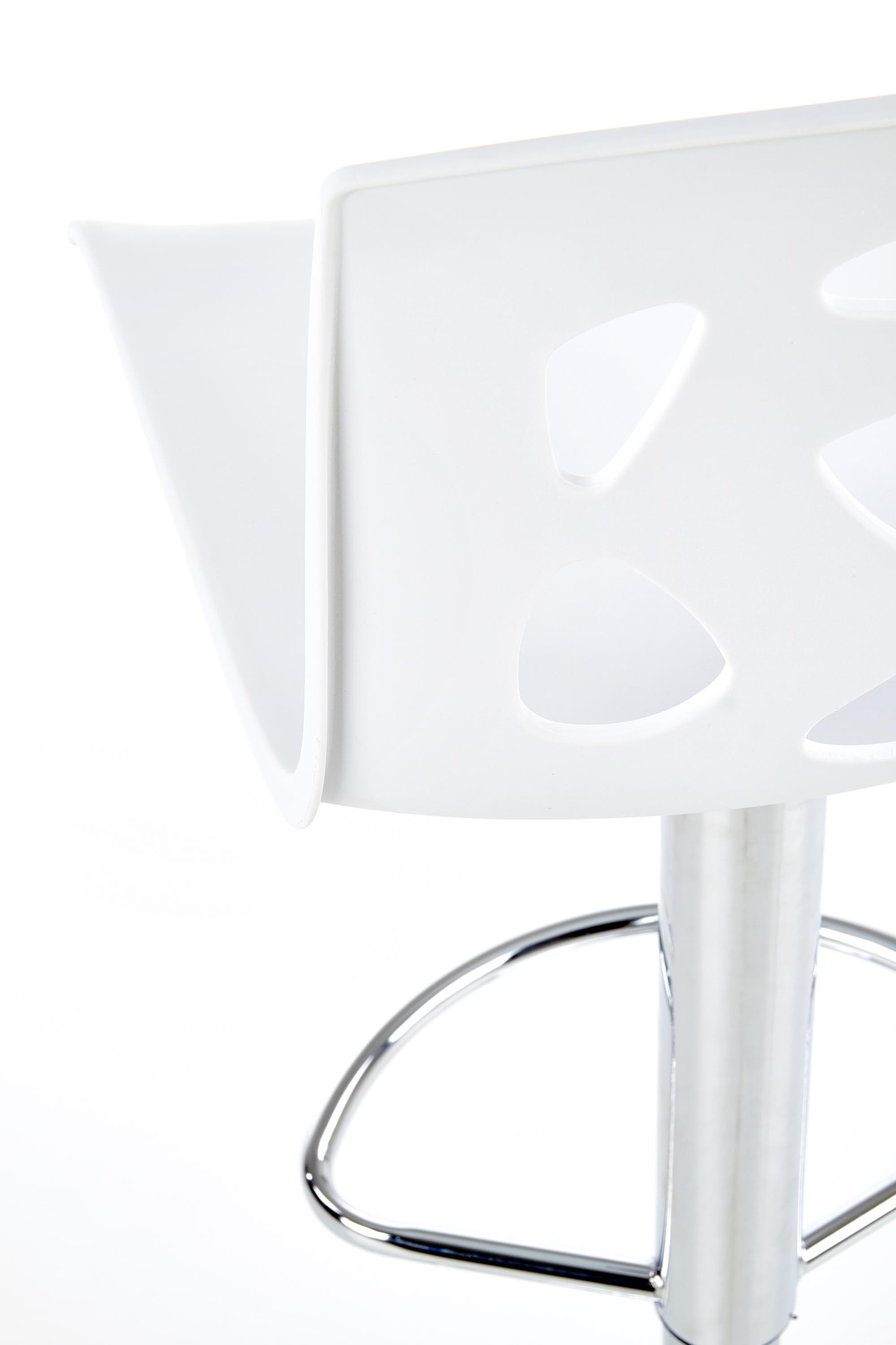 Zbliżenie na białe oparcie hokera H48 z wycięciami i chromowaną podstawą.