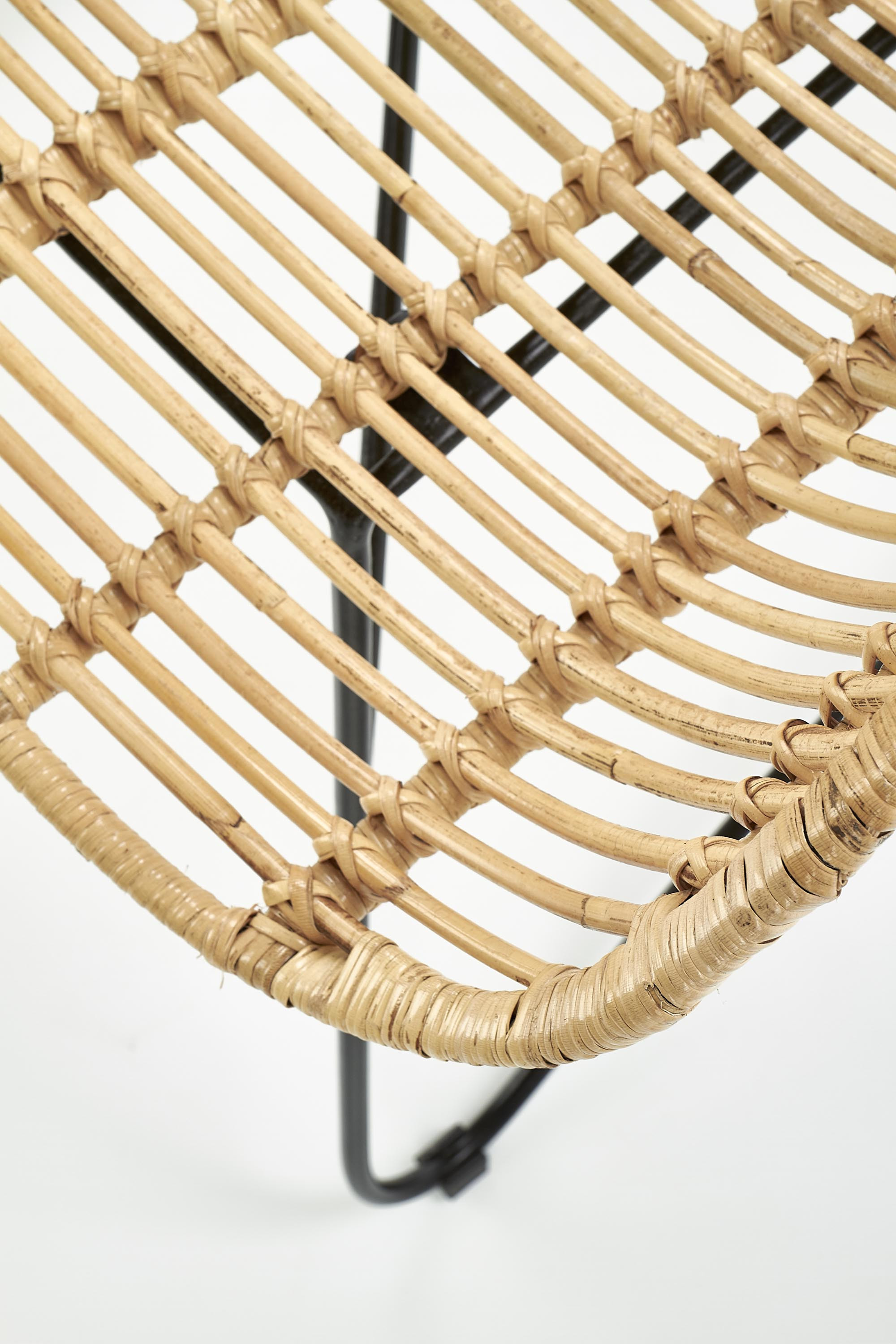 Zbliżenie na naturalny rattanowy fotel wypoczynkowy INDIANA.