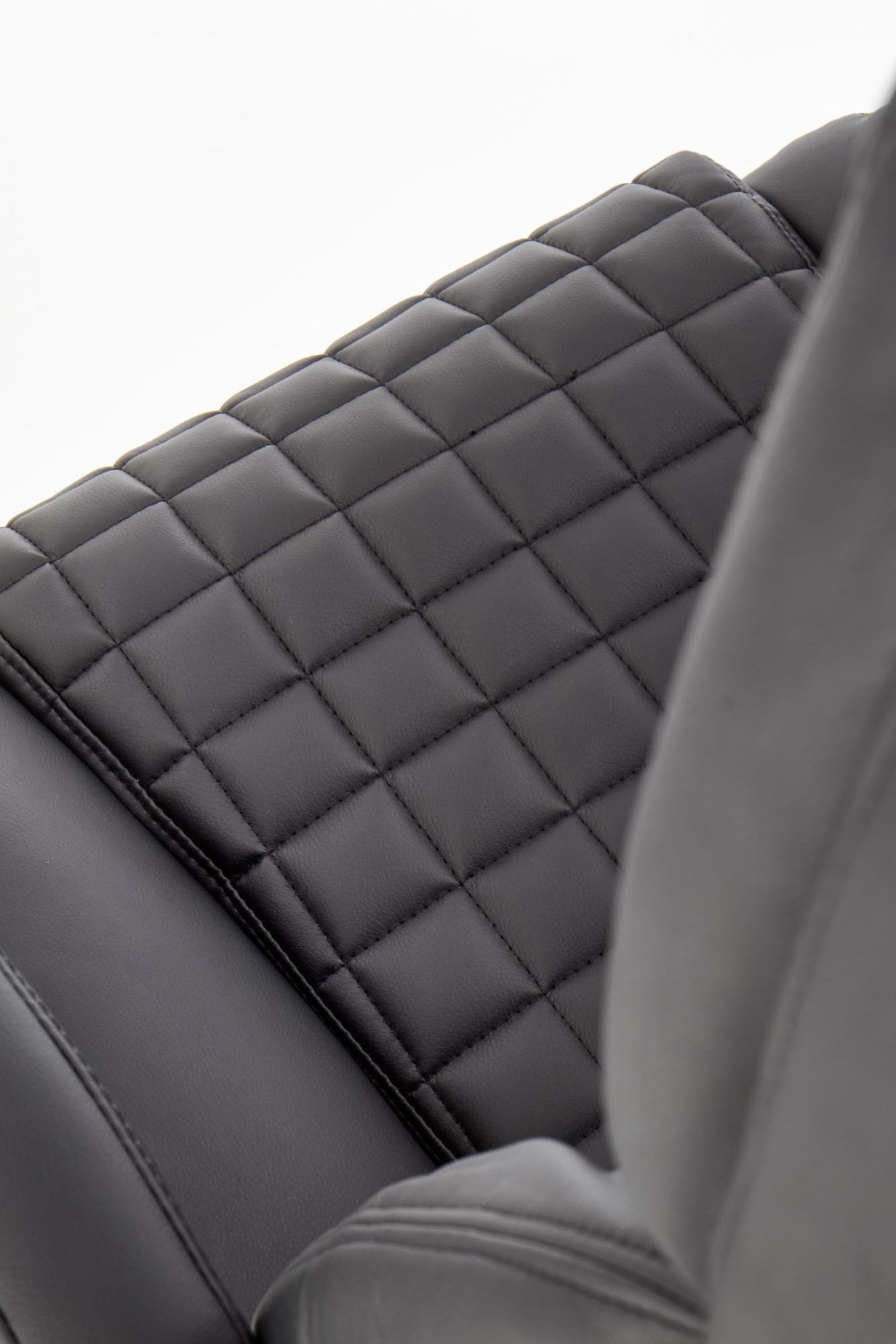 Zbliżenie na czarną, pikowaną tapicerkę fotela biurowego KING z mechanizmem TILT.