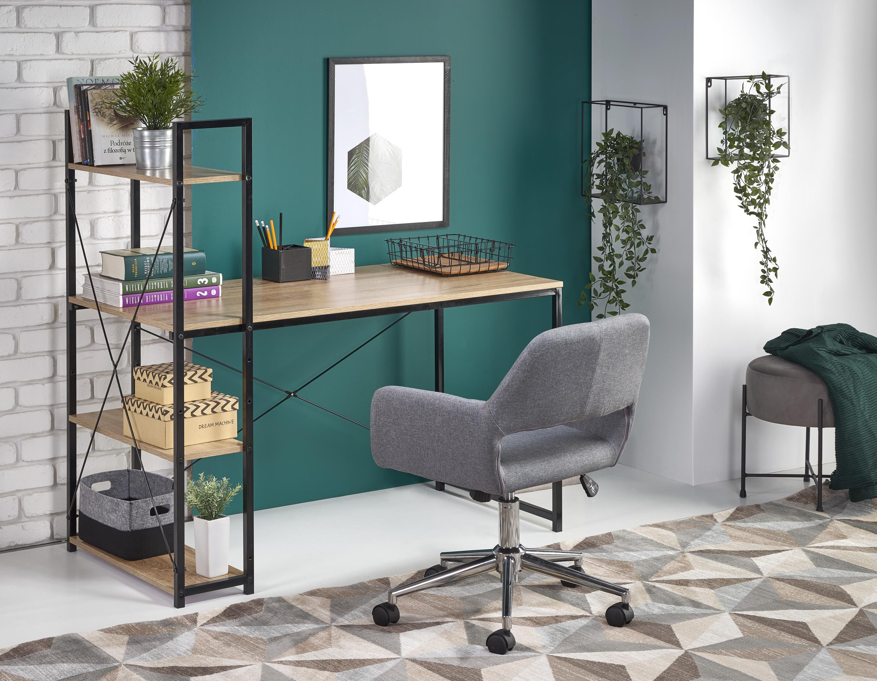 Loftowe biurko NARVIK B1 z czarnym stelażem i półkami z dębu sonoma – widok z boku.