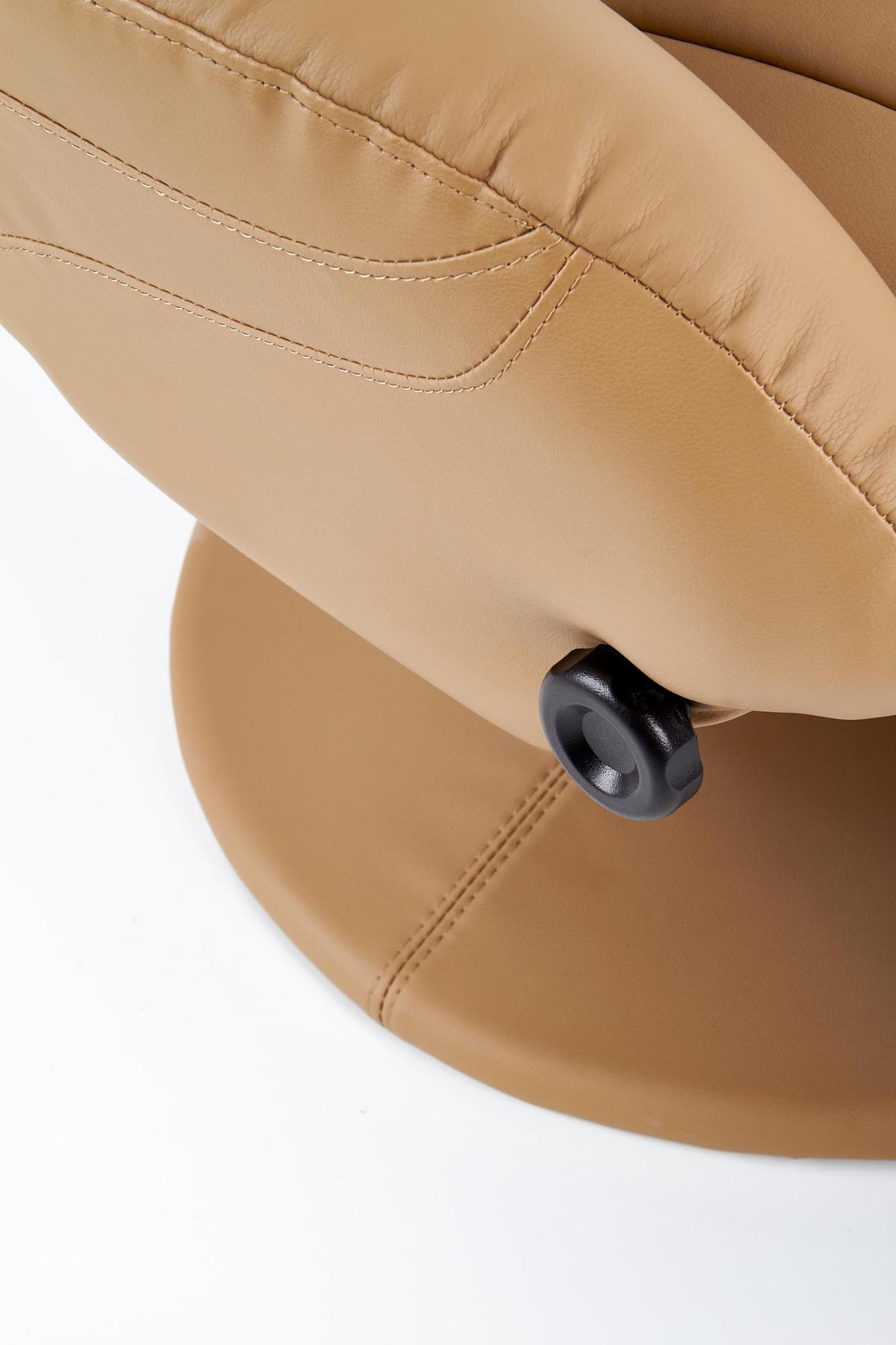 Zbliżenie na beżowy fotel rozkładany OPTIMA z eco skóry, ukazujące detal bocznego mechanizmu regulacji.