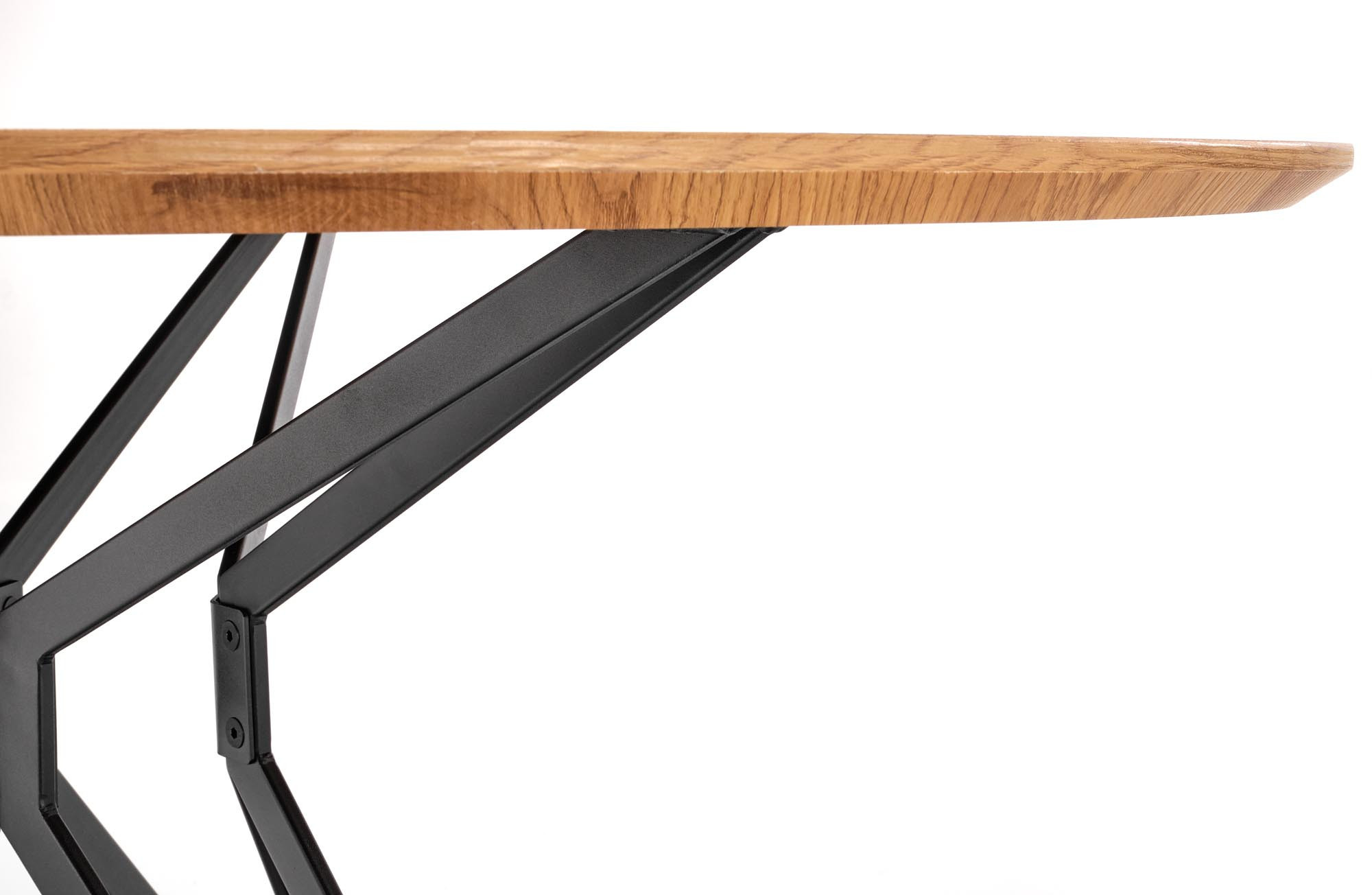 Zbliżenie na blat okrągłego stołu PIXEL 2 w kolorze dębu złotego i czarnymi nogami.