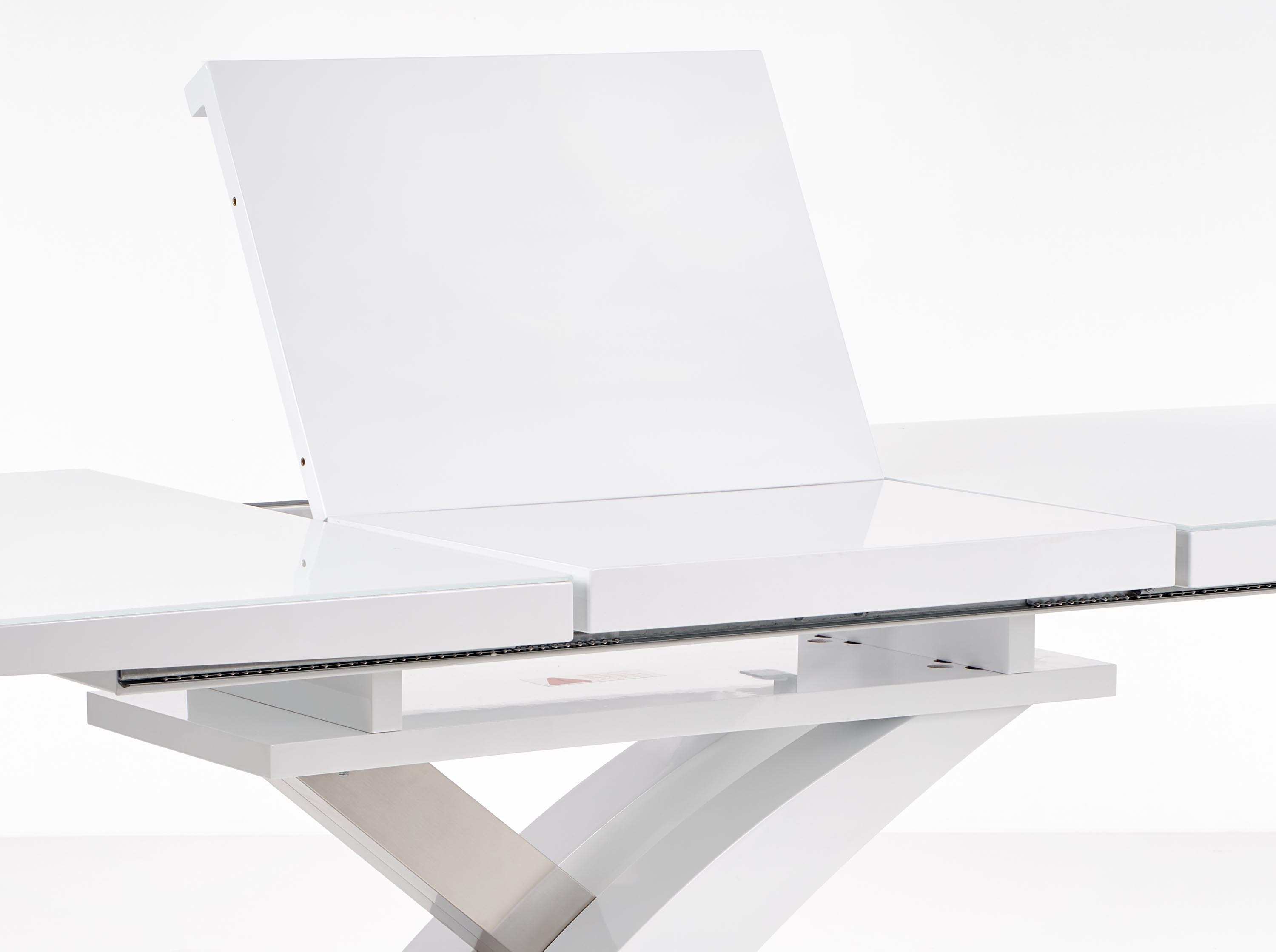 Zbliżenie na nowoczesny rozkładany stół SANDOR 2 z białego MDF i szkła.