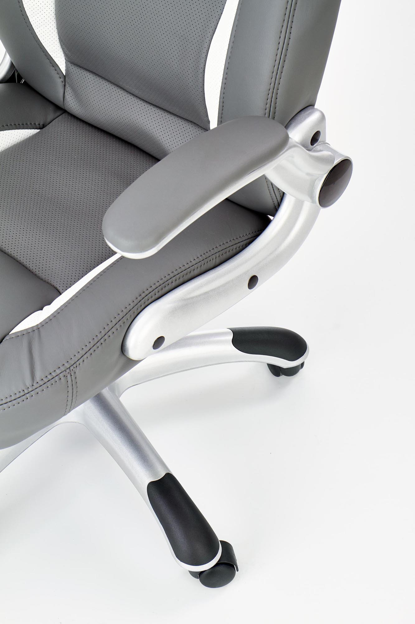 Zbliżenie na podłokietnik i boczny panel popielatego fotela gabinetowego SATURN z eco-skóry.