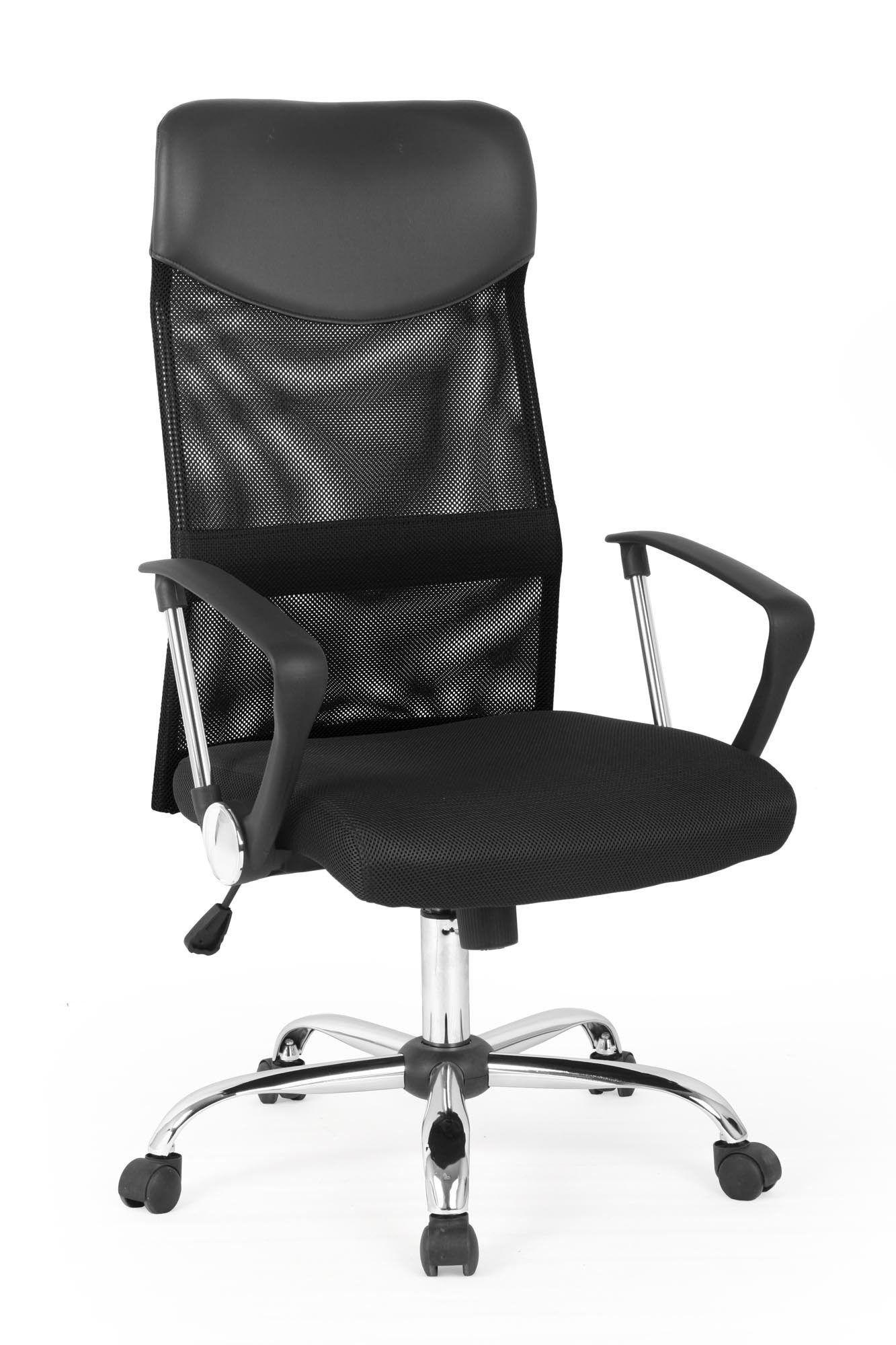 Czarny fotel biurowy VIRE z siatką, nowoczesny design – widok z przodu.