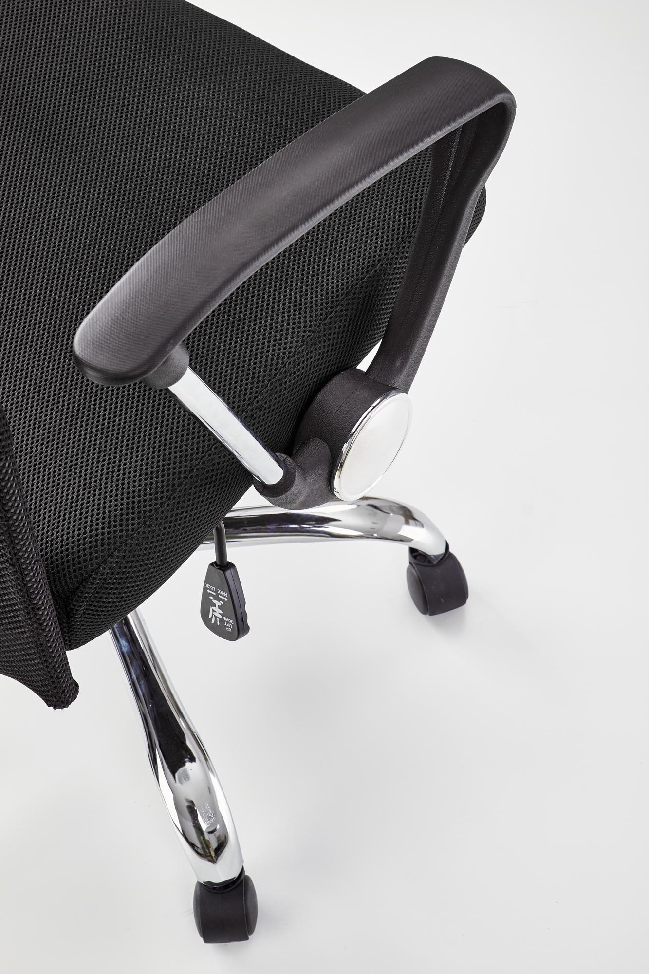 Zbliżenie na czarne podłokietniki i chromowaną podstawę fotela biurowego VIRE z siatkowym oparciem.