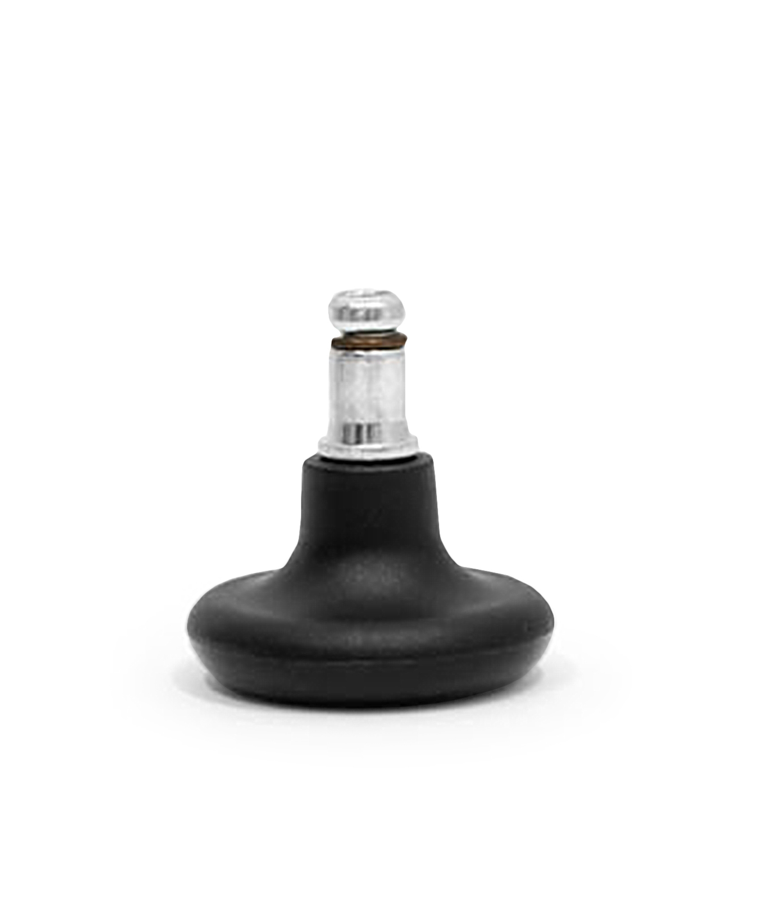 Czarna stopka do fotelu, widok z przodu.