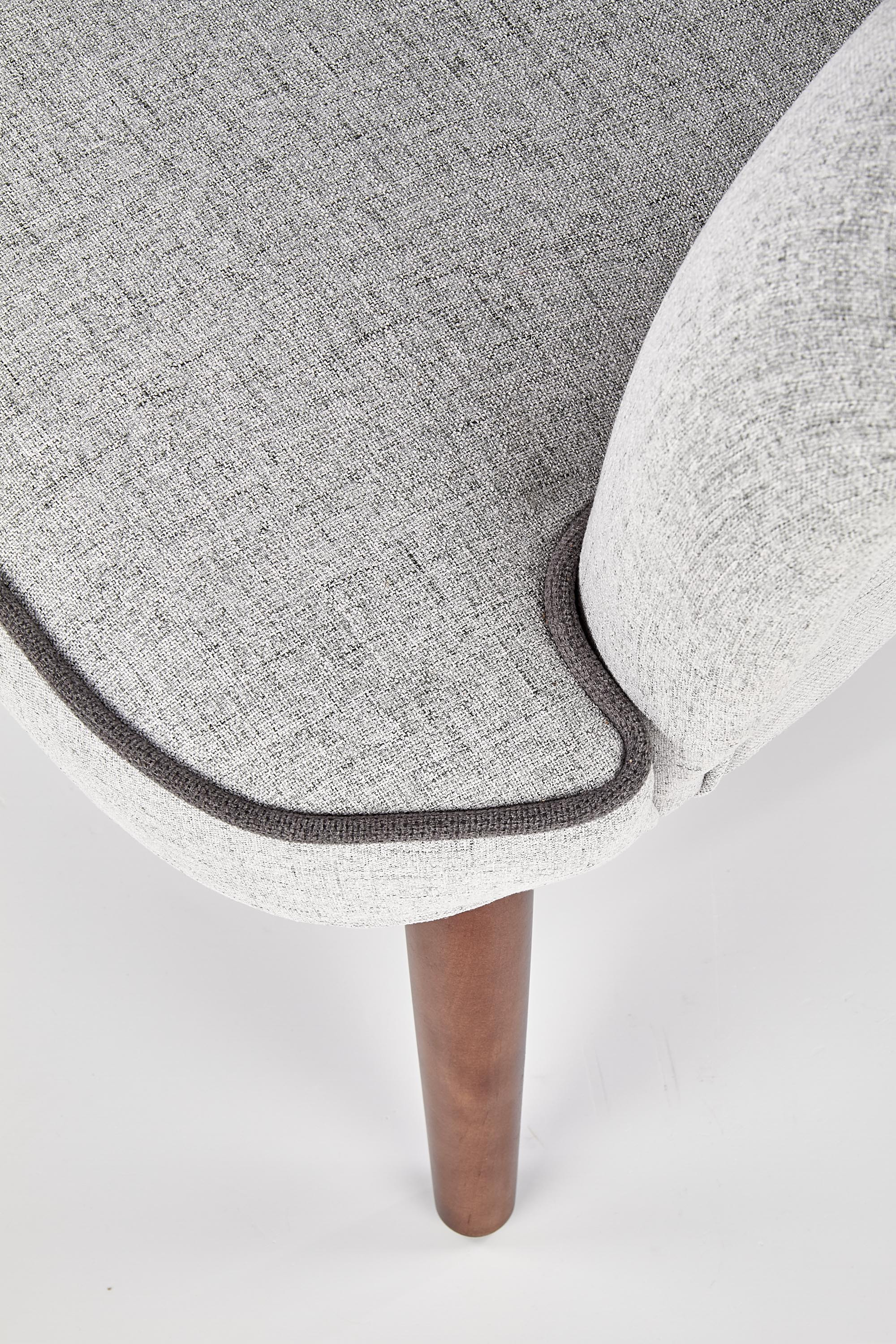 Zbliżenie na teksturę jasnoszarego fotela BISHOP z drewnianą nogą.