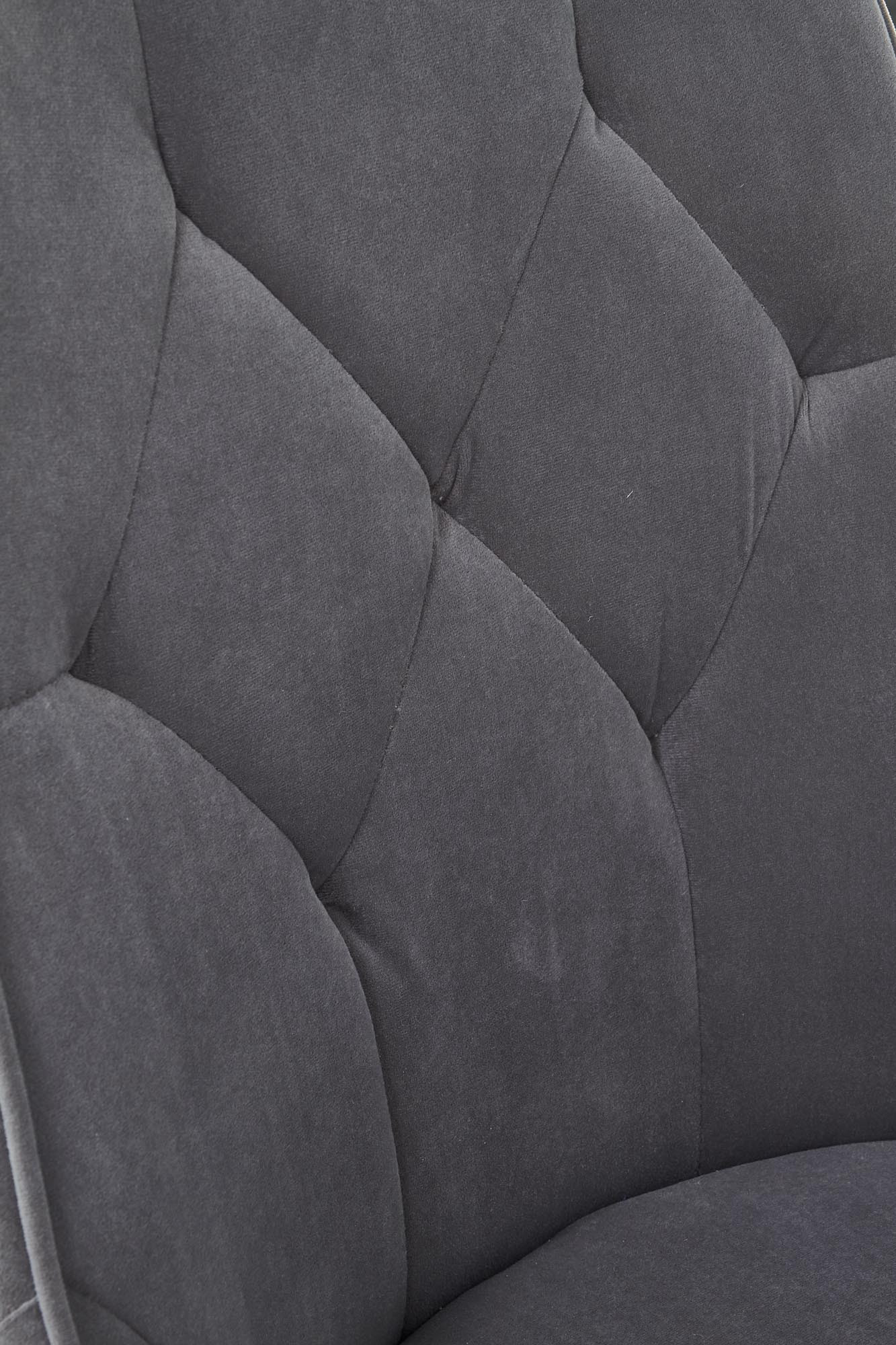 Zbliżenie na popielate, pikowane oparcie krzesła K365 z welwetu.