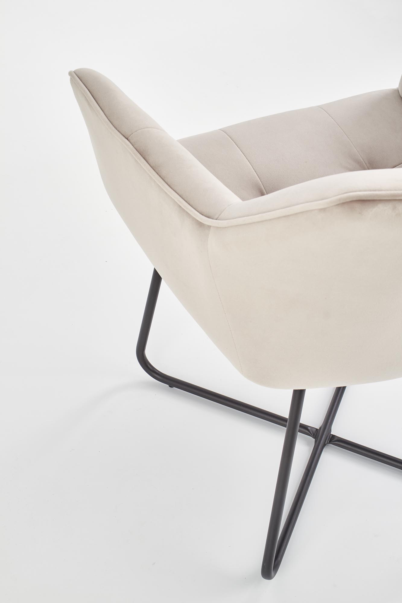 Zbliżenie na tył i boki beżowego krzesła K377 Velvet na czarnych metalowych nogach.