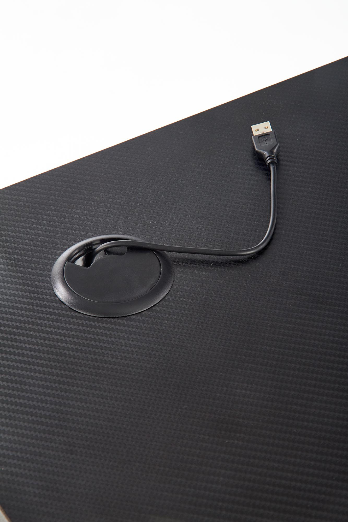 Zbliżenie na czarno-czerwone biurko gamingowe B40 z LED – detal z gniazdem na kabel USB.