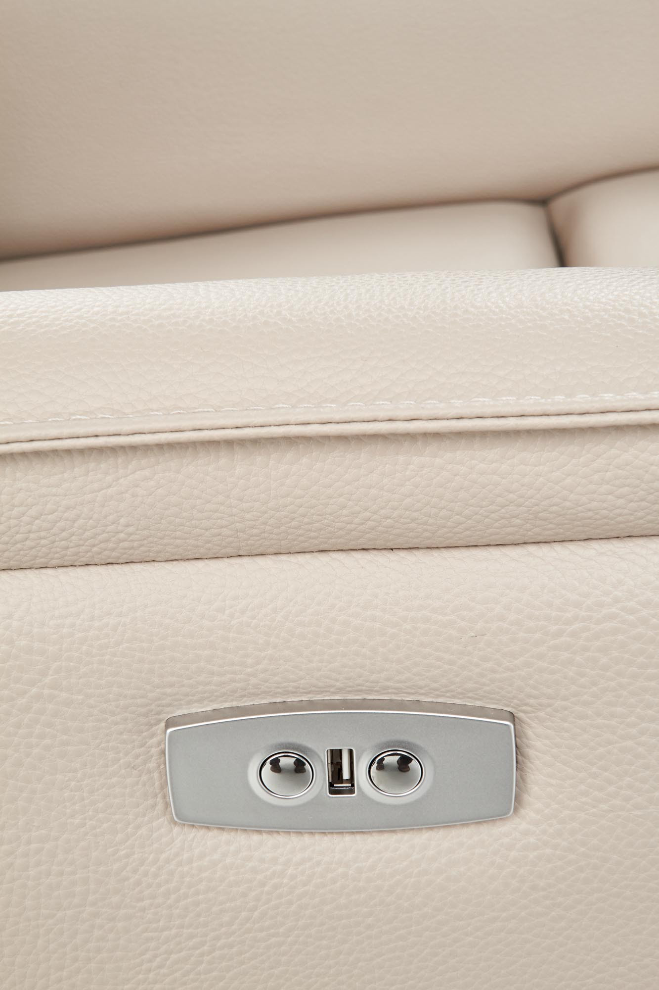 Zbliżenie na kremowy fotel wypoczynkowy PARADISE z elektrycznym panelem sterowania.