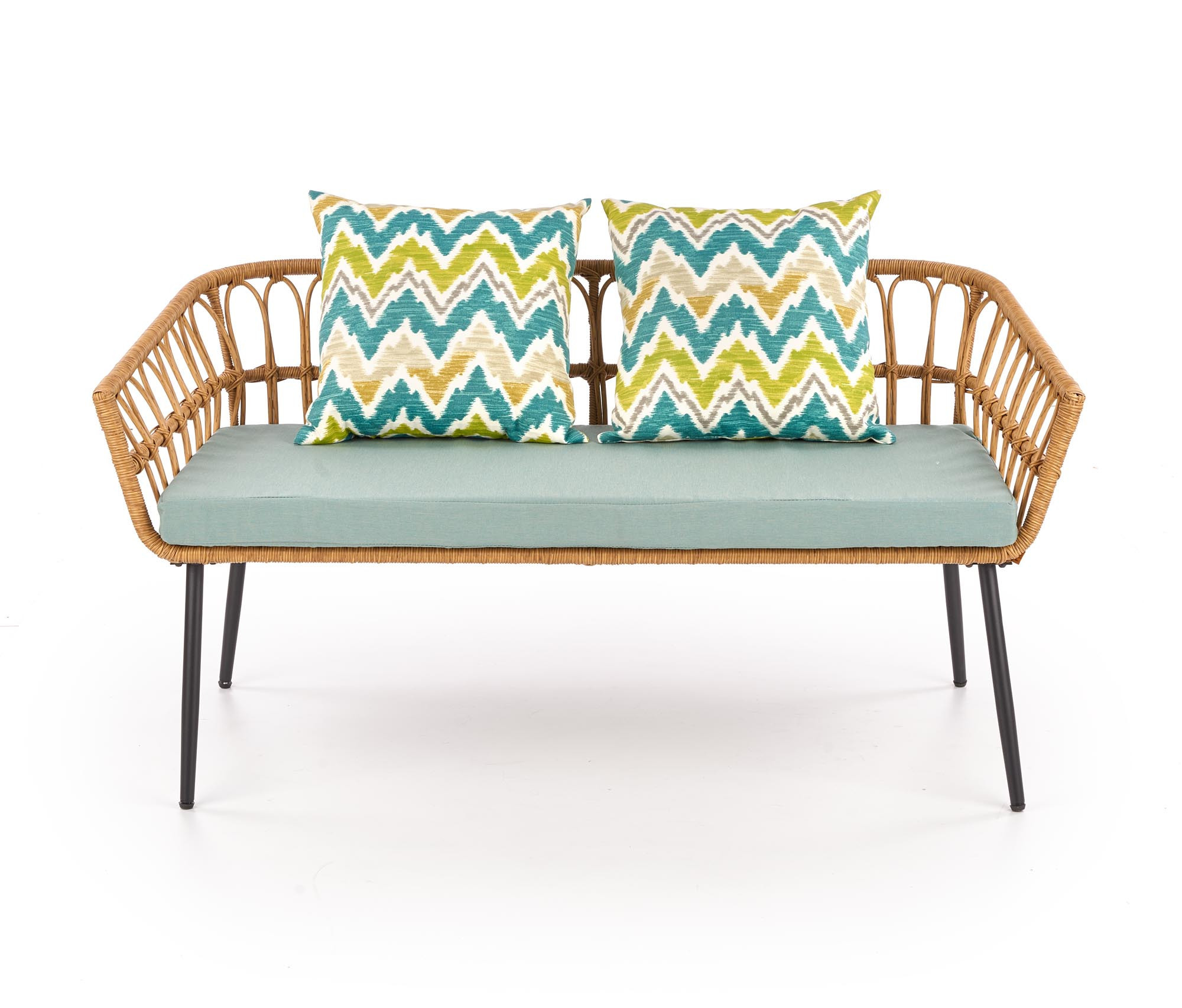 Przód rattanowej sofy GARDENA z dwoma poduszkami w kolorowe zygzaki i zielonym siedziskiem.