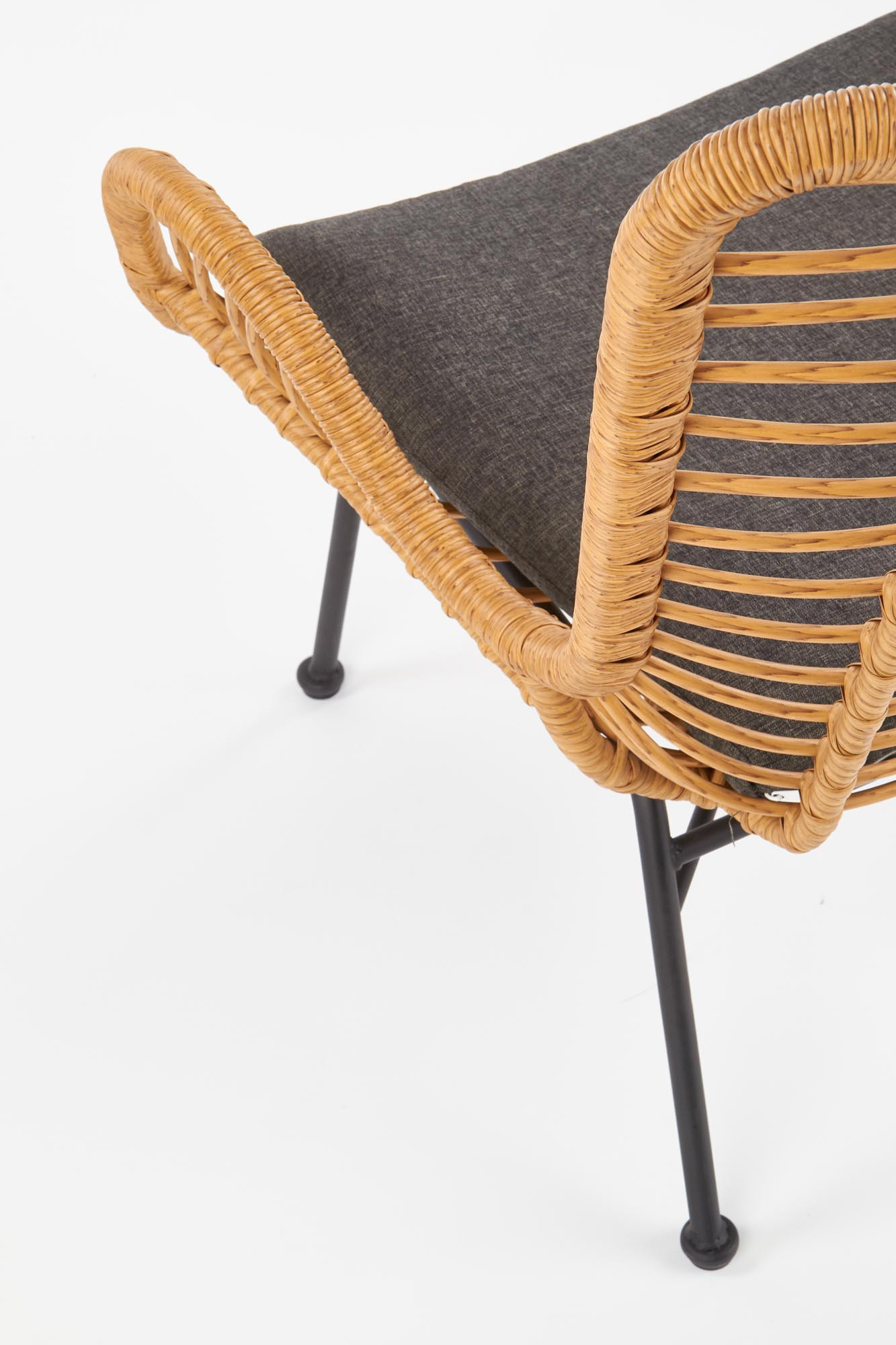 Zbliżenie na naturalny rattanowy tył fotela IKARO z popielatym siedziskiem.