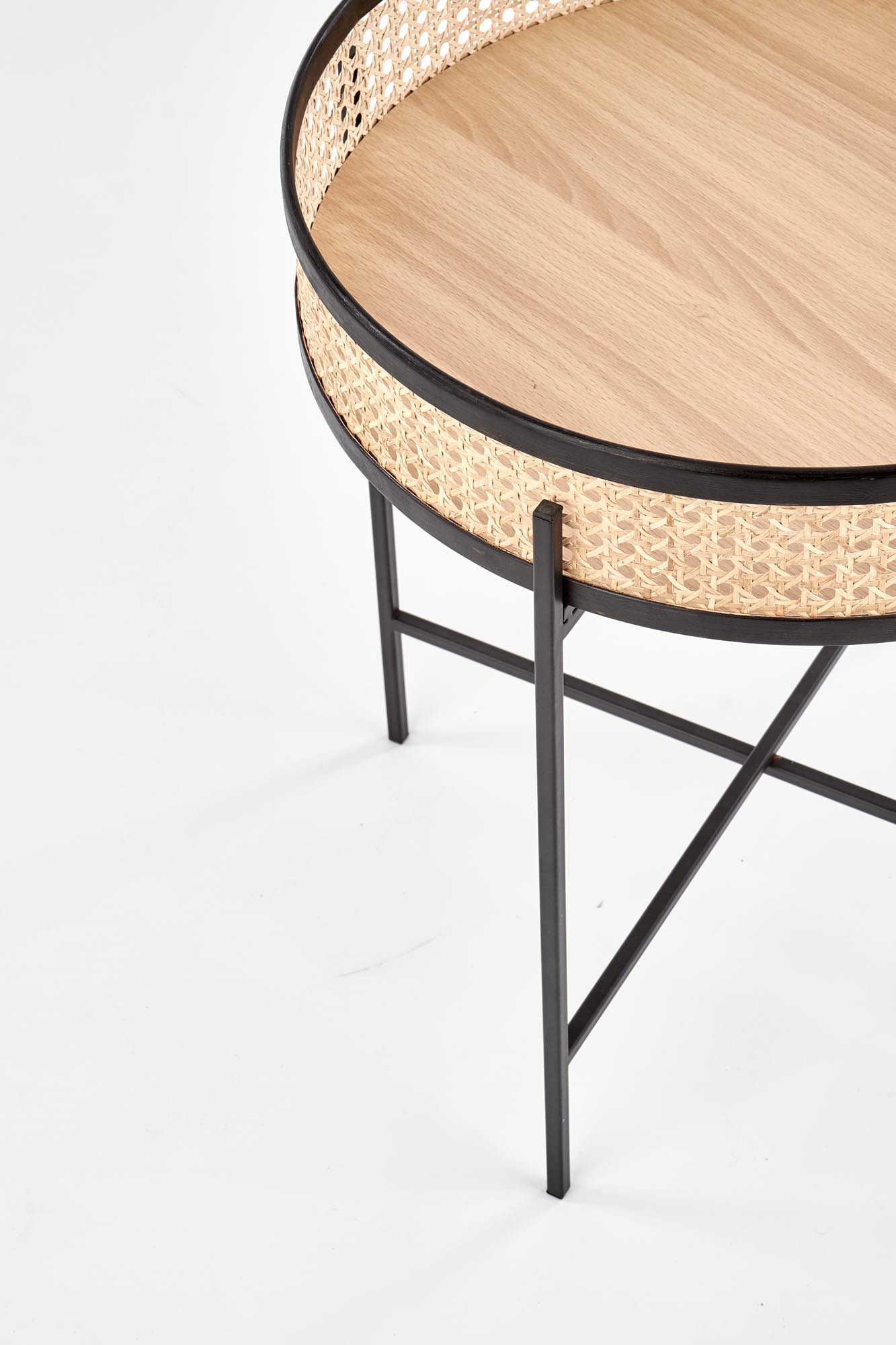 Zbliżenie na rattanowy stolik LANIPA z czarną metalową ramą i naturalnym blatem.