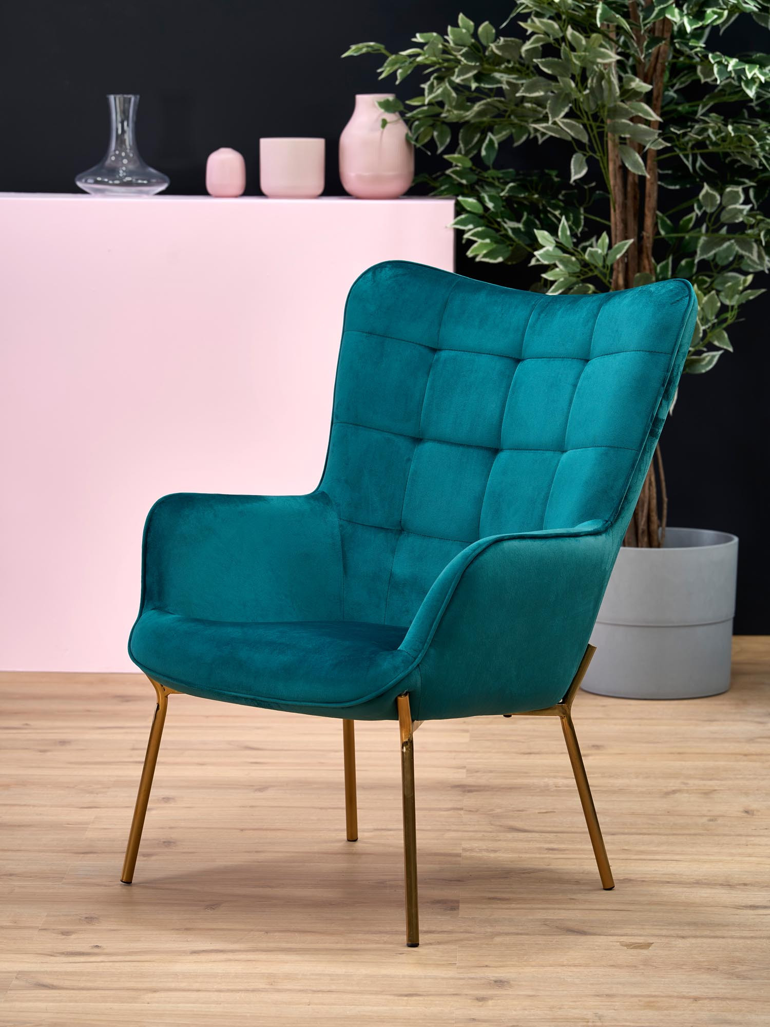 Ciemnozielony fotel CASTEL z pikowanym oparciem i czarnymi nogami – widok z przodu.