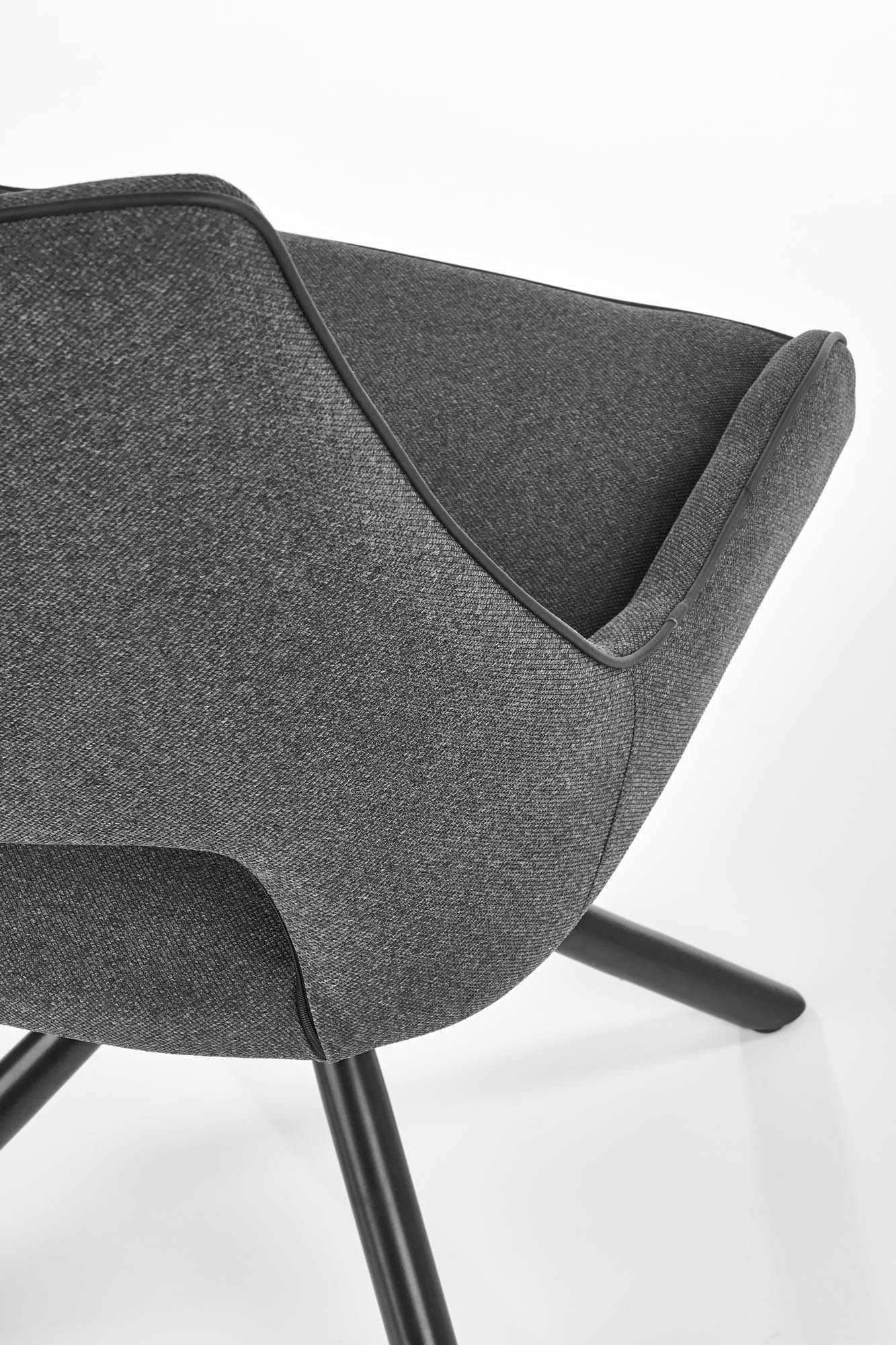 Zbliżenie na tylną część popielatego krzesła K409 z metalowymi nogami i minimalistycznym designem.