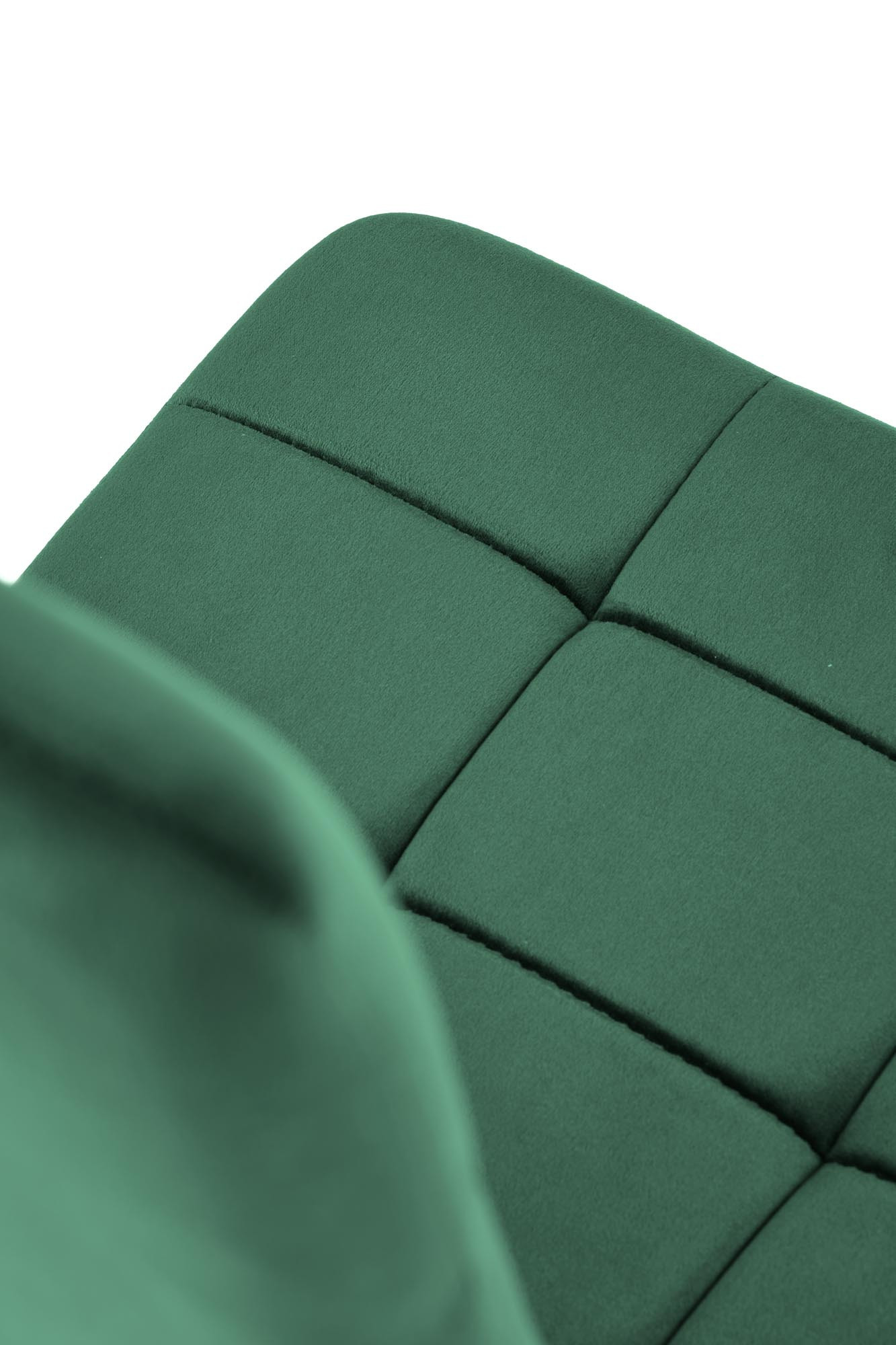 Zbliżenie na pikowane siedzisko krzesła K416 z ciemnozielonego weluru.