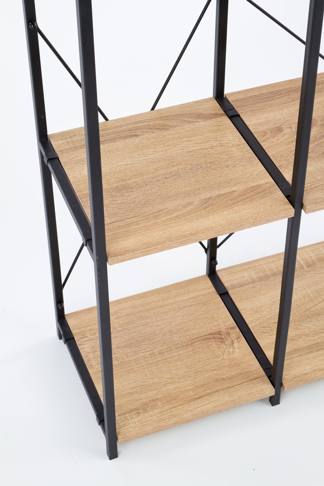 Zbliżenie na półki regału REG19 z dębowego drewna sonoma i czarnego metalu.