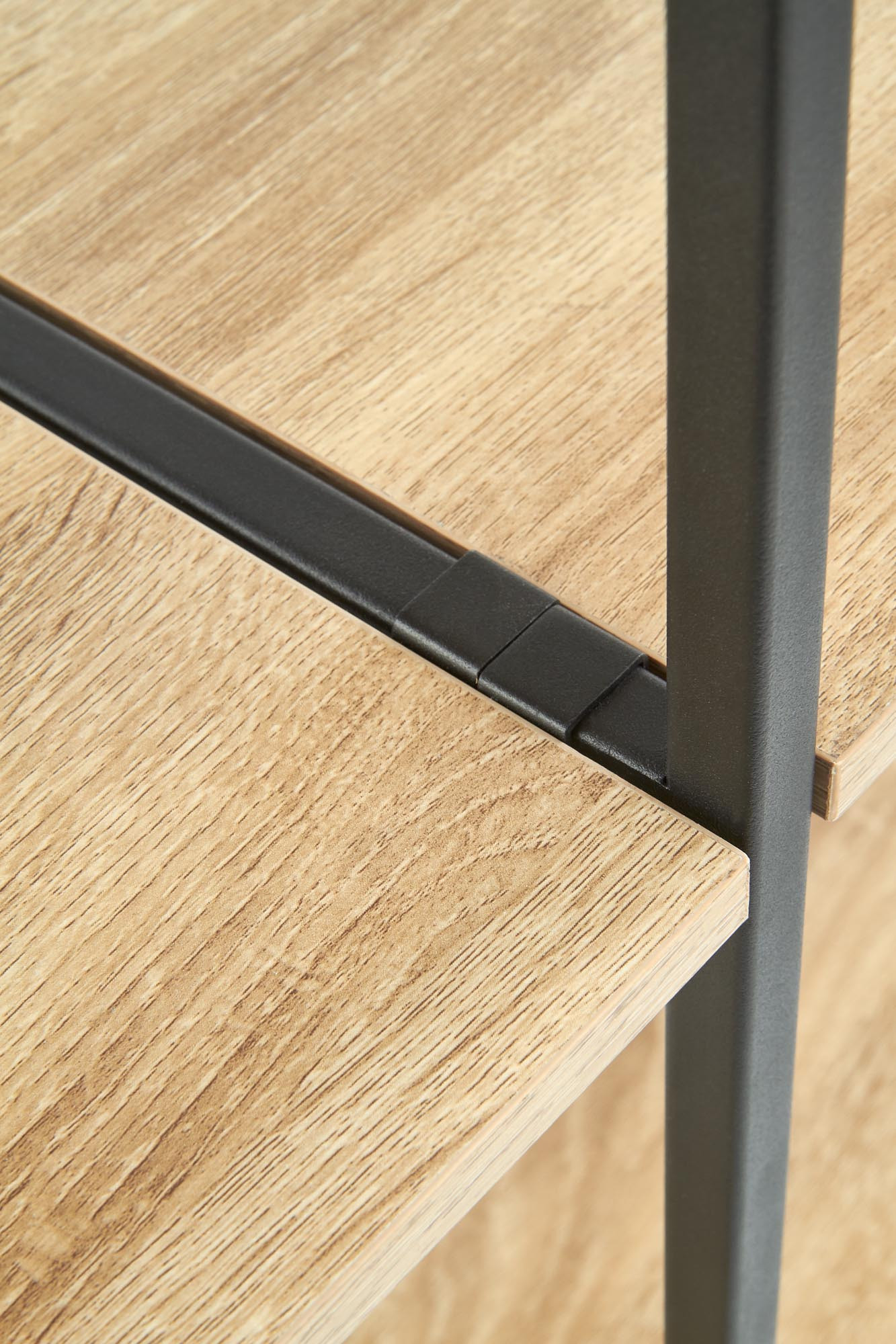 Zbliżenie na półki regału REG19 z drewna dąb sonoma i czarnego metalu.
