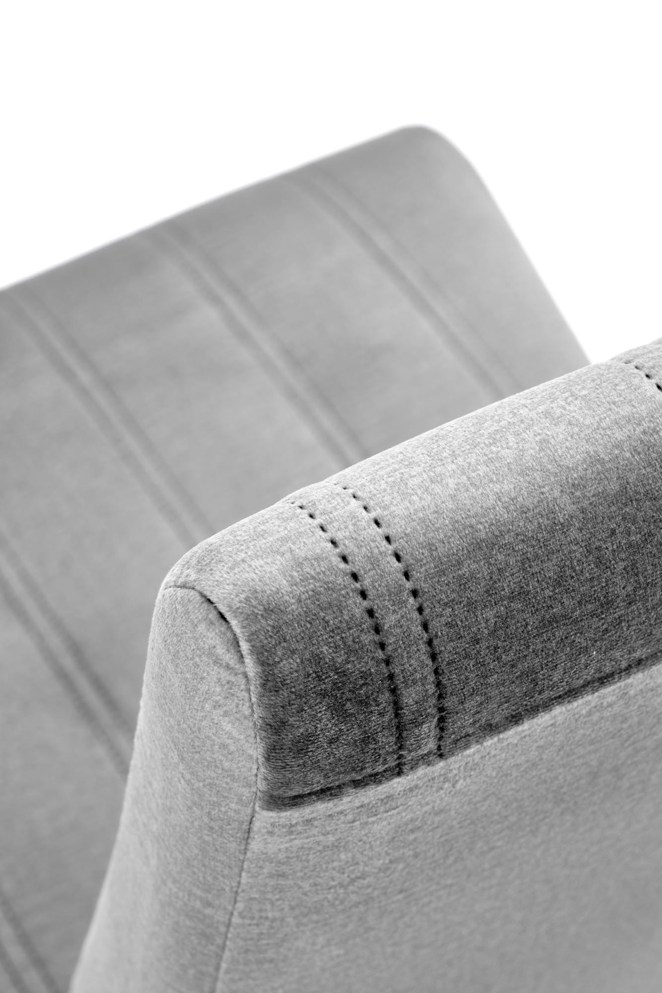 Zbliżenie na pikowane jasnoszare aksamitne oparcie krzesła DIEGO 2.