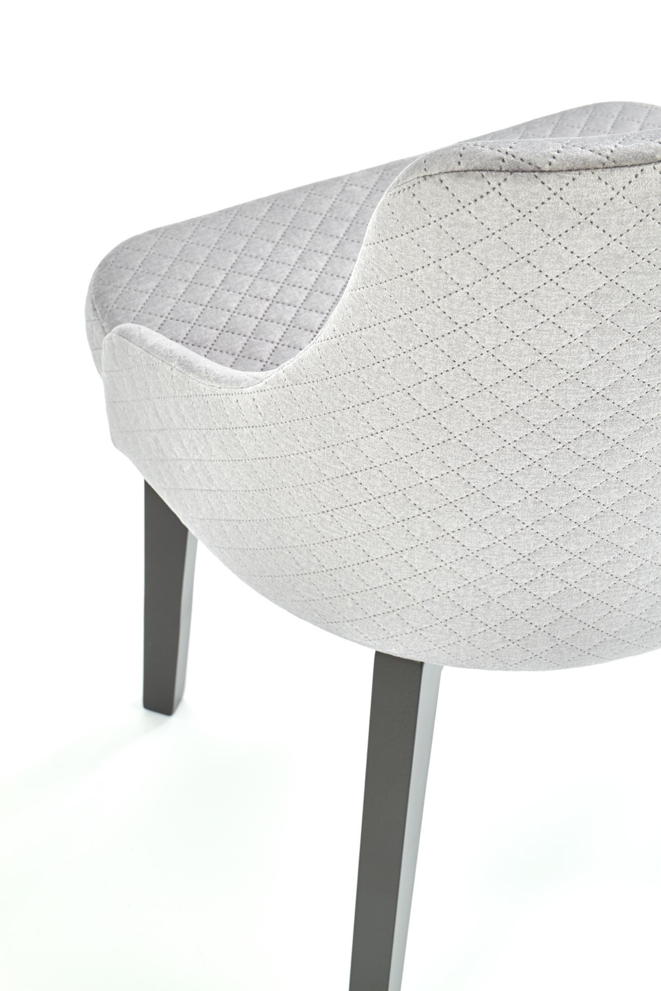 Tylny widok popielatego pikowanego krzesła TOLEDO z aksamitu i drewnianymi nogami.