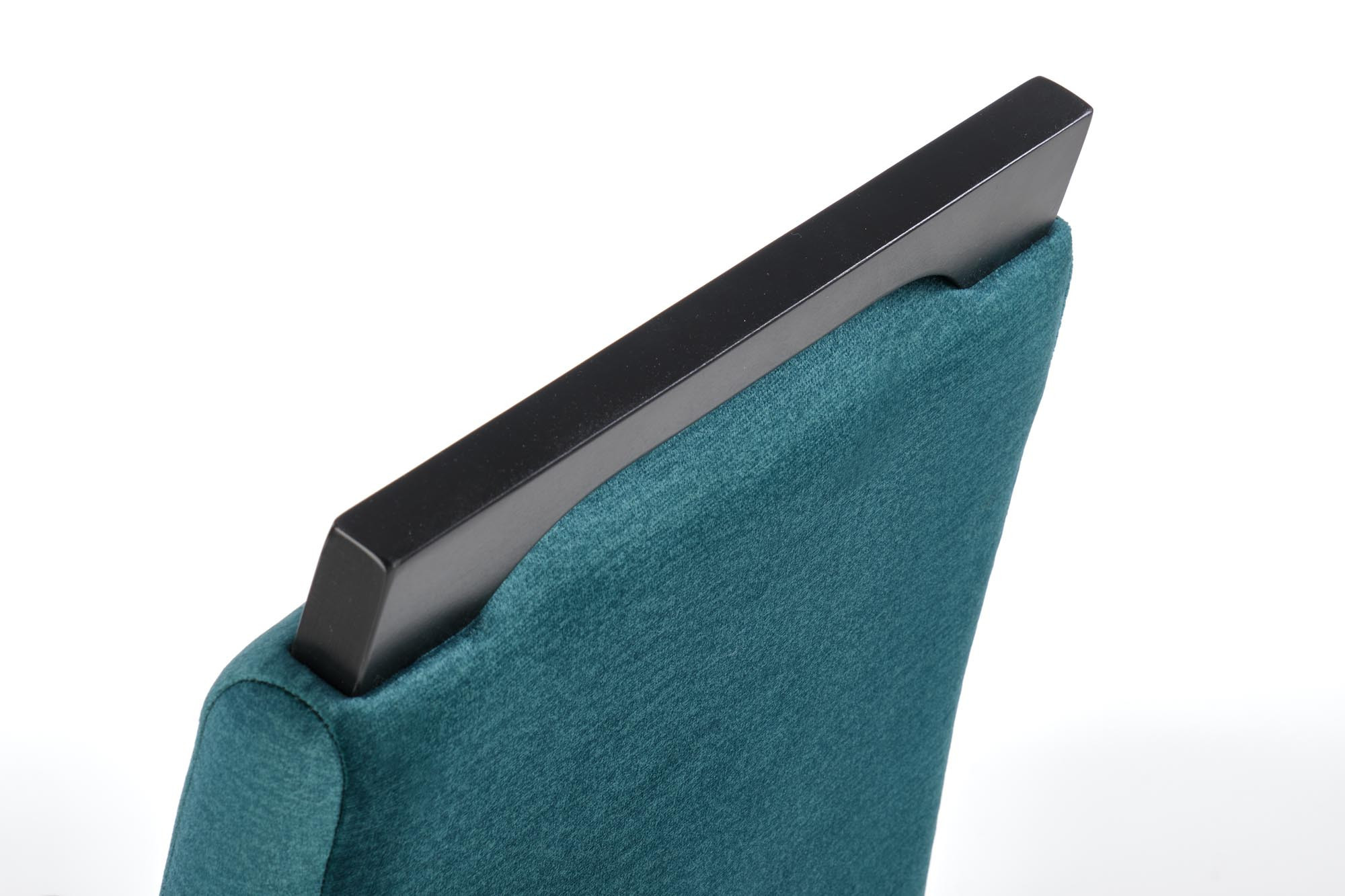 Zbliżenie na górną część oparcia krzesła CLARION 2 z zielonego aksamitu i czarnym wykończeniem.