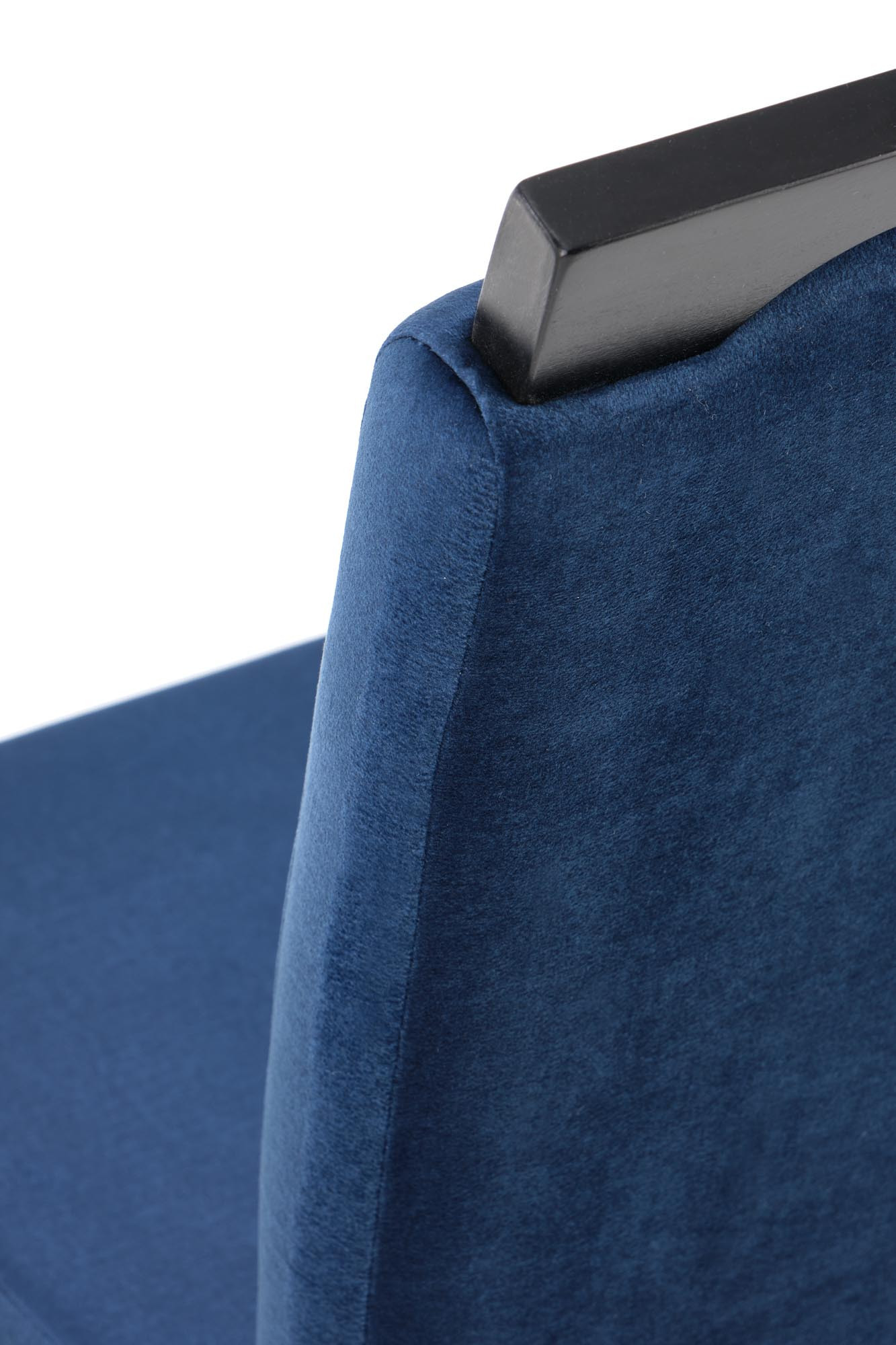 Zbliżenie na granatowe aksamitne oparcie i czarną drewnianą ramę krzesła CLARION 2.