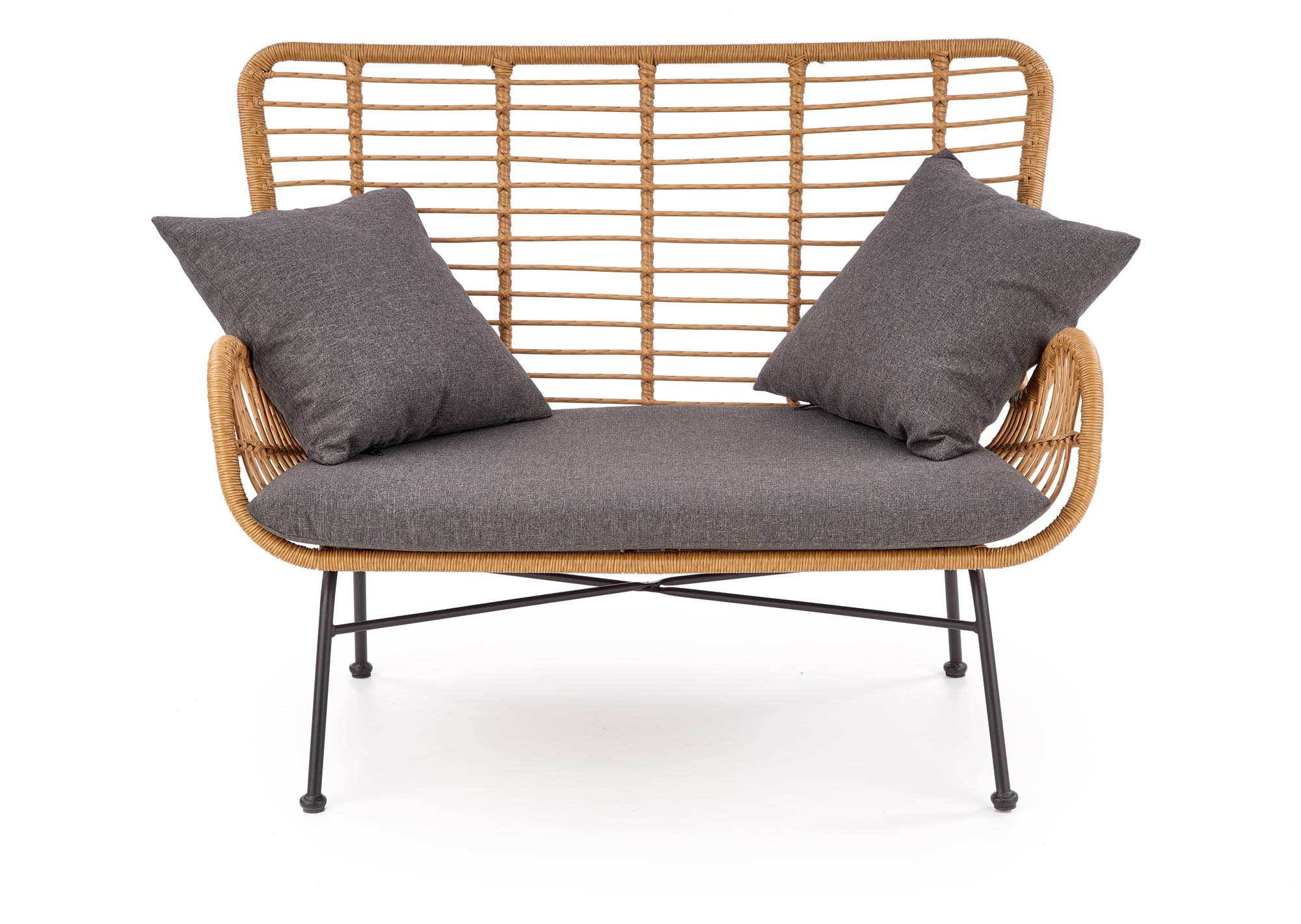 Rattanowa sofa IKARO z czarnymi poduszkami – widok z przodu.